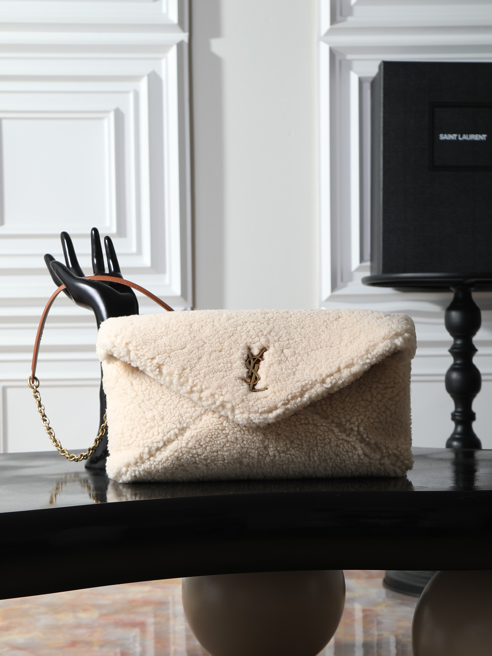 NO:773225,Lamb wool bag LE envelope-style chain clutch chain clutch bag has a smart personality, fashionable and versatile style, the shoulder strap can be stored, it can be carried on the shoulder as an armpit bag, or can be used as a clutch bag. The hand effect is exquisite and cool, ultra-light weight, and the capacity is nice!  Leopard print material with high-end leather, cool upper body!  Approval number 769307 Size 29.5×18×4.5cm, saint laurent, saint laurent, handbag19860909羊羔毛包包 LE 信封式链条手拿包 链条手拿包 个性干练,款式时尚百搭,肩带可收纳,既可肩背做腋下包,也可以做为手拿包使用.手拿效果精致酷飒,超轻自重,容量 nice！豹纹材质配皮高级,上身酷飒！批 款号769307 尺寸29.5×18×4.5cm,圣罗兰,saint laurent,handbag,Bag