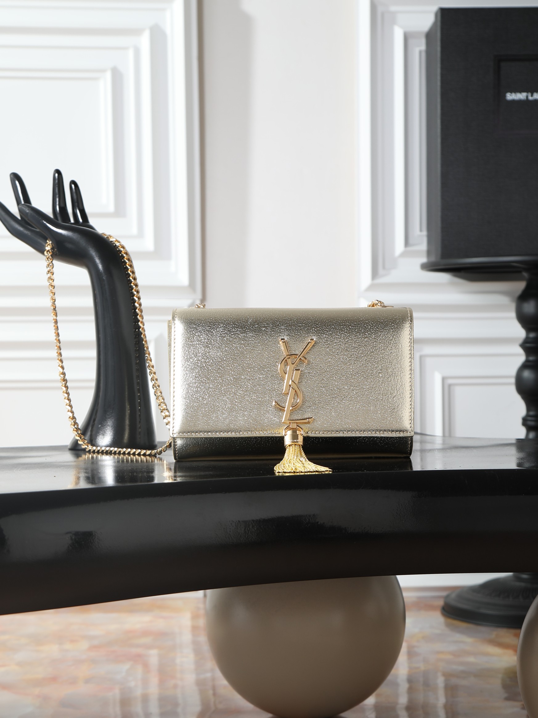 NO:754513,Gold diamond gold buckle with tassels·20cm KATE 20cm counter latest size, timeless style, classic wear-resistant caviar cowhide, irresistible super charm, a must-have style!  20cm is just right for use and can easily be included in all essential items when going out!  Did you get it?  Model 474366 size 20x13.5x5.5cm, saint laurent, saint laurent, cowhide19860909金钻金扣带流苏·20cm KATE 20cm专柜最新尺寸,永不过时的款式,经典耐磨的鱼子酱牛皮 不可抗拒的超强魅力,人手必备的款式！ 20cm使用起来刚刚好,出门必带品都能轻松纳入！你相中了吗？ 型号474366 尺寸20x13.5x5.5cm,圣罗兰,saint laurent,cowhide,Bag