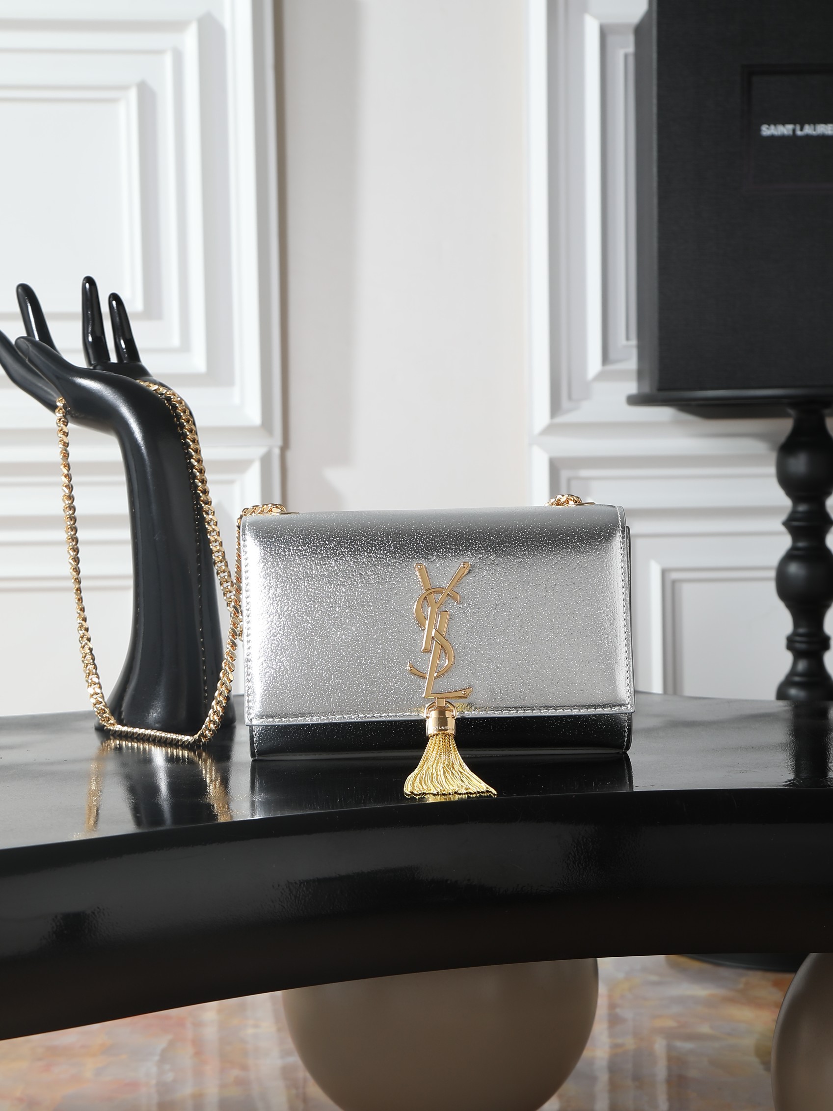 NO:754519,Silver diamond gold buckle with tassels·20cm KATE 20cm counter latest size, timeless style, classic wear-resistant caviar cowhide, irresistible super charm, a must-have style!  20cm is just right for use and can easily be included in all essential items when going out!  Did you get it?  Model 474366 size 20x13.5x5.5cm, saint laurent, saint laurent, cowhide19860909银钻金扣带流苏·20cm KATE 20cm专柜最新尺寸,永不过时的款式,经典耐磨的鱼子酱牛皮 不可抗拒的超强魅力,人手必备的款式！ 20cm使用起来刚刚好,出门必带品都能轻松纳入！你相中了吗？ 型号474366 尺寸20x13.5x5.5cm,圣罗兰,saint laurent,cowhide,Bag