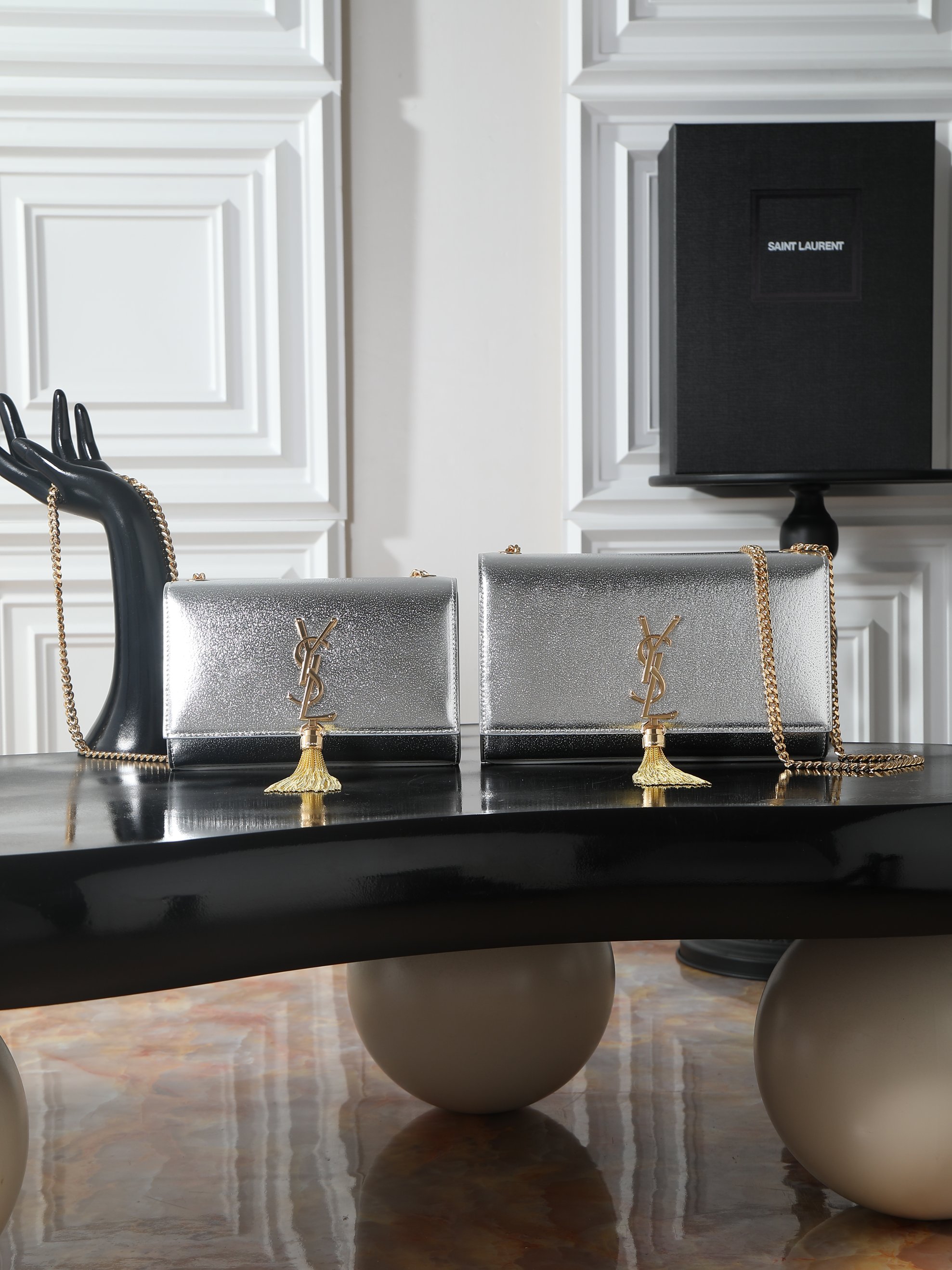 NO:754522,[Eternal Classic] Silver Diamond Tassel Gold Buckle KATE 24cm_Tassel bag is definitely a timeless classic from Yang Shulin_never goes out of style_a must-have!  A must-have item for everyone!  No matter it is ten years ago or ten years from now!  KATE is here!  Will not be eliminated!  Of course, the most important reason why it is so popular is that it is versatile and can match you regardless of whether you are tall, short, fat or thin!  You can’t go wrong by choosing it!  Model 354119 size 24x14.5x5cm, saint laurent, saint laurent19860909【永恒经典】银钻流苏金扣 KATE 24cm_流苏包 绝对是杨树林的永恒经典款_永不过时_必入款！ 人手必备的单品！不管是十年前,还是十年后！KATE就在这里！不会被淘汰！当然它这么火爆的最最重要原因是_百搭_不管你是高矮肥瘦,它都跟你很搭！选它,不会有错！ 型号354119 尺寸24x14.5x5cm,圣罗兰,saint laurent,Bag