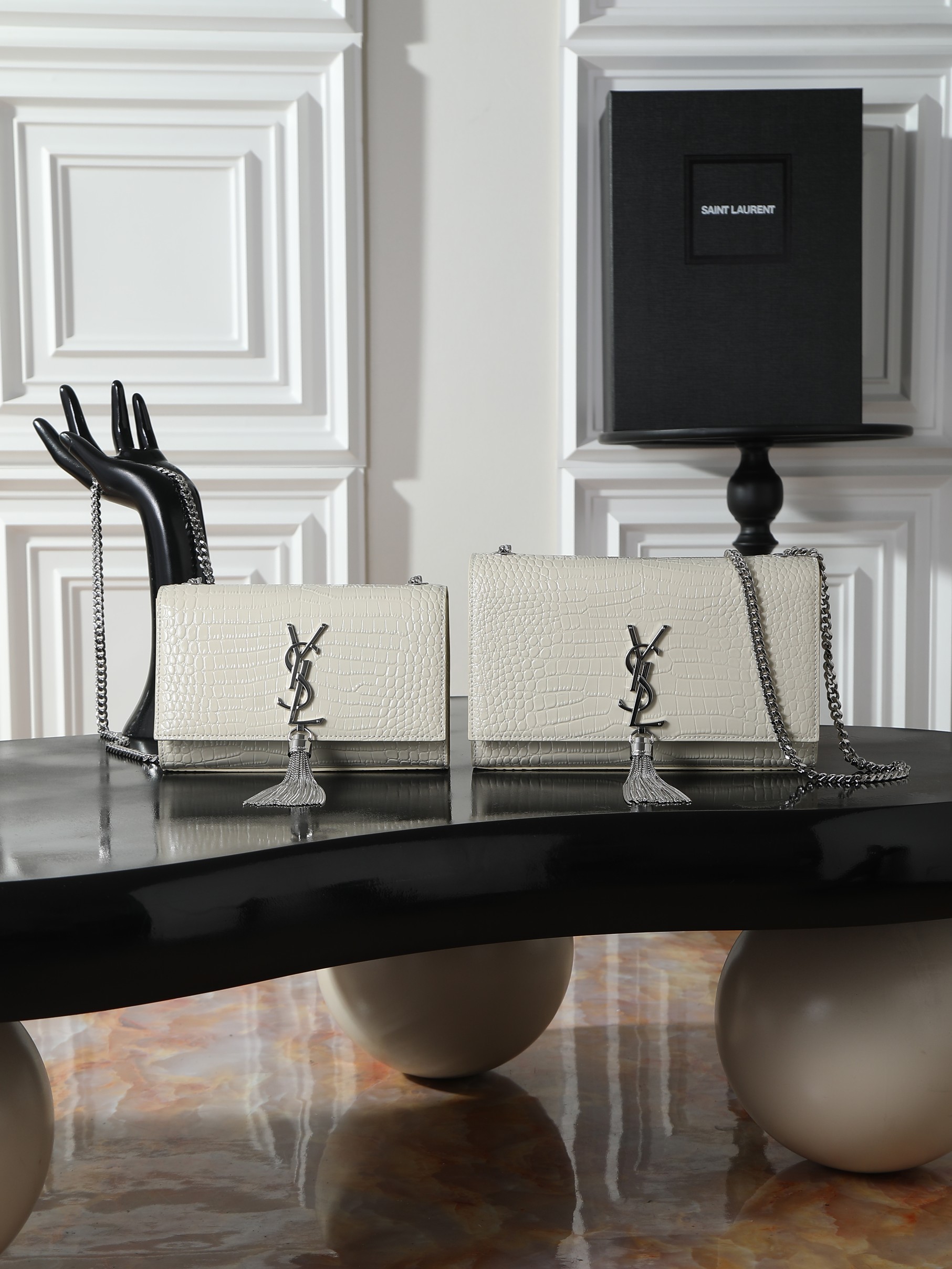 NO:754528,[Eternal Classic] White crocodile pattern tassel silver buckle KATE 24cm_tassel bag is definitely a timeless classic from Yang Shulin_never goes out of style_a must-have!  A must-have item for everyone!  No matter it is ten years ago or ten years from now!  KATE is here!  Will not be eliminated!  Of course, the most important reason why it is so popular is that it is versatile and can match you regardless of whether you are tall, short, fat or thin!  You can’t go wrong by choosing it!  Model 354119 size 24x14.5x5cm, saint laurent, saint laurent19860909【永恒经典】白色鳄鱼纹流苏银扣 KATE 24cm_流苏包 绝对是杨树林的永恒经典款_永不过时_必入款！ 人手必备的单品！不管是十年前,还是十年后！KATE就在这里！不会被淘汰！当然它这么火爆的最最重要原因是_百搭_不管你是高矮肥瘦,它都跟你很搭！选它,不会有错！ 型号354119 尺寸24x14.5x5cm,圣罗兰,saint laurent,Bag