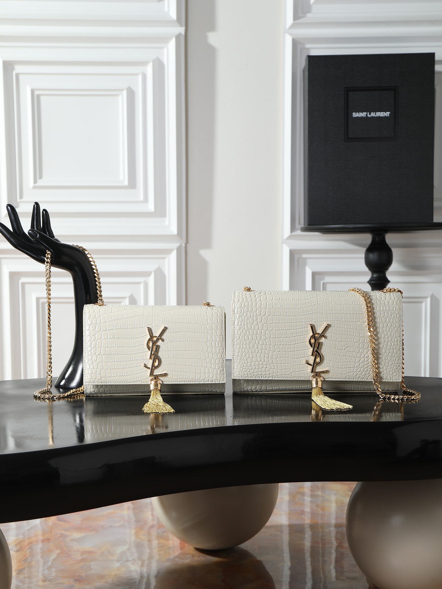 NO:754534,[Eternal Classic] White crocodile pattern tassel gold buckle KATE 24cm_tassel bag is definitely a timeless classic from Yang Shulin_never goes out of style_a must-have!  A must-have item for everyone!  No matter it is ten years ago or ten years from now!  KATE is here!  Will not be eliminated!  Of course, the most important reason why it is so popular is that it is versatile and can match you regardless of whether you are tall, short, fat or thin!  You can’t go wrong by choosing it!  Model 354119 size 24x14.5x5cm, saint laurent, saint laurent19860909【永恒经典】白色鳄鱼纹流苏金扣 KATE 24cm_流苏包 绝对是杨树林的永恒经典款_永不过时_必入款！ 人手必备的单品！不管是十年前,还是十年后！KATE就在这里！不会被淘汰！当然它这么火爆的最最重要原因是_百搭_不管你是高矮肥瘦,它都跟你很搭！选它,不会有错！ 型号354119 尺寸24x14.5x5cm,圣罗兰,saint laurent,Bag