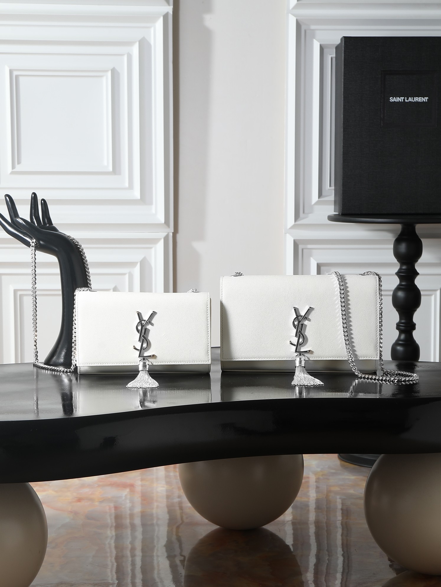 NO:754537,White caviar silver buckle with tassel · 20cm KATE 20cm counter latest size, timeless style, classic wear-resistant caviar cowhide, irresistible super charm, a must-have style!  20cm is just right for use and can easily be included in all essential items when going out!  Did you get it?  Model 474366 size 20x13.5x5.5cm, saint laurent, saint laurent, cowhide19860909白色鱼子酱银扣带流苏·20cm KATE 20cm专柜最新尺寸,永不过时的款式,经典耐磨的鱼子酱牛皮 不可抗拒的超强魅力,人手必备的款式！ 20cm使用起来刚刚好,出门必带品都能轻松纳入！你相中了吗？ 型号474366 尺寸20x13.5x5.5cm,圣罗兰,saint laurent,cowhide,Bag