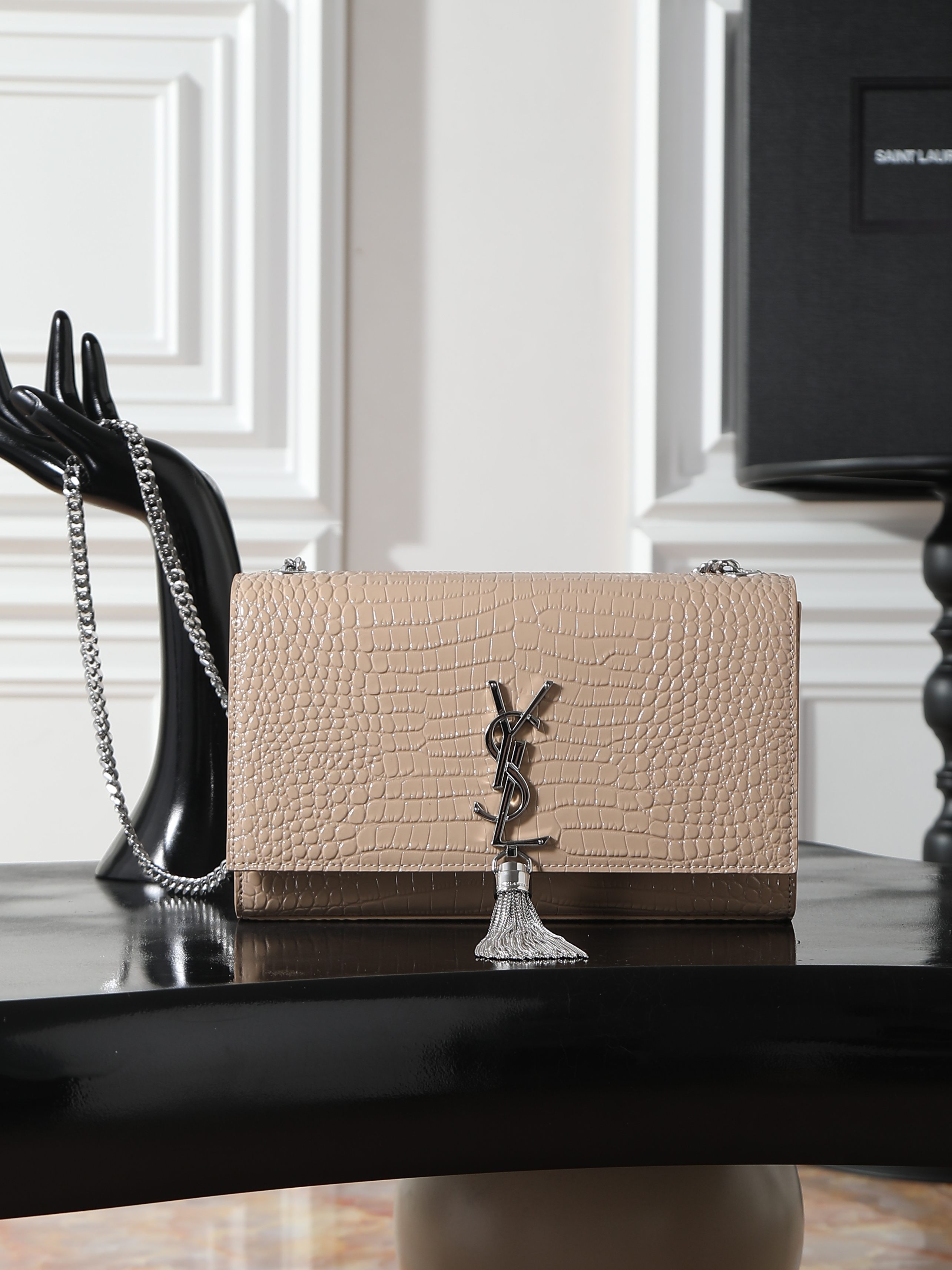 NO:754538,[Eternal Classic] Apricot crocodile pattern silver buckle KATE 24cm_tassel bag is definitely a timeless classic from Yang Shulin_never goes out of style_a must-have!  A must-have item for everyone!  No matter it is ten years ago or ten years from now!  KATE is here!  Will not be eliminated!  Of course, the most important reason why it is so popular is that it is versatile and can match you regardless of whether you are tall, short, fat or thin!  You can’t go wrong by choosing it!  Model 354119 size 24x14.5x5cm, saint laurent, saint laurent19860909【永恒经典】杏色鳄鱼纹银扣 KATE 24cm_流苏包 绝对是杨树林的永恒经典款_永不过时_必入款！ 人手必备的单品！不管是十年前,还是十年后！KATE就在这里！不会被淘汰！当然它这么火爆的最最重要原因是_百搭_不管你是高矮肥瘦,它都跟你很搭！选它,不会有错！ 型号354119 尺寸24x14.5x5cm,圣罗兰,saint laurent,Bag