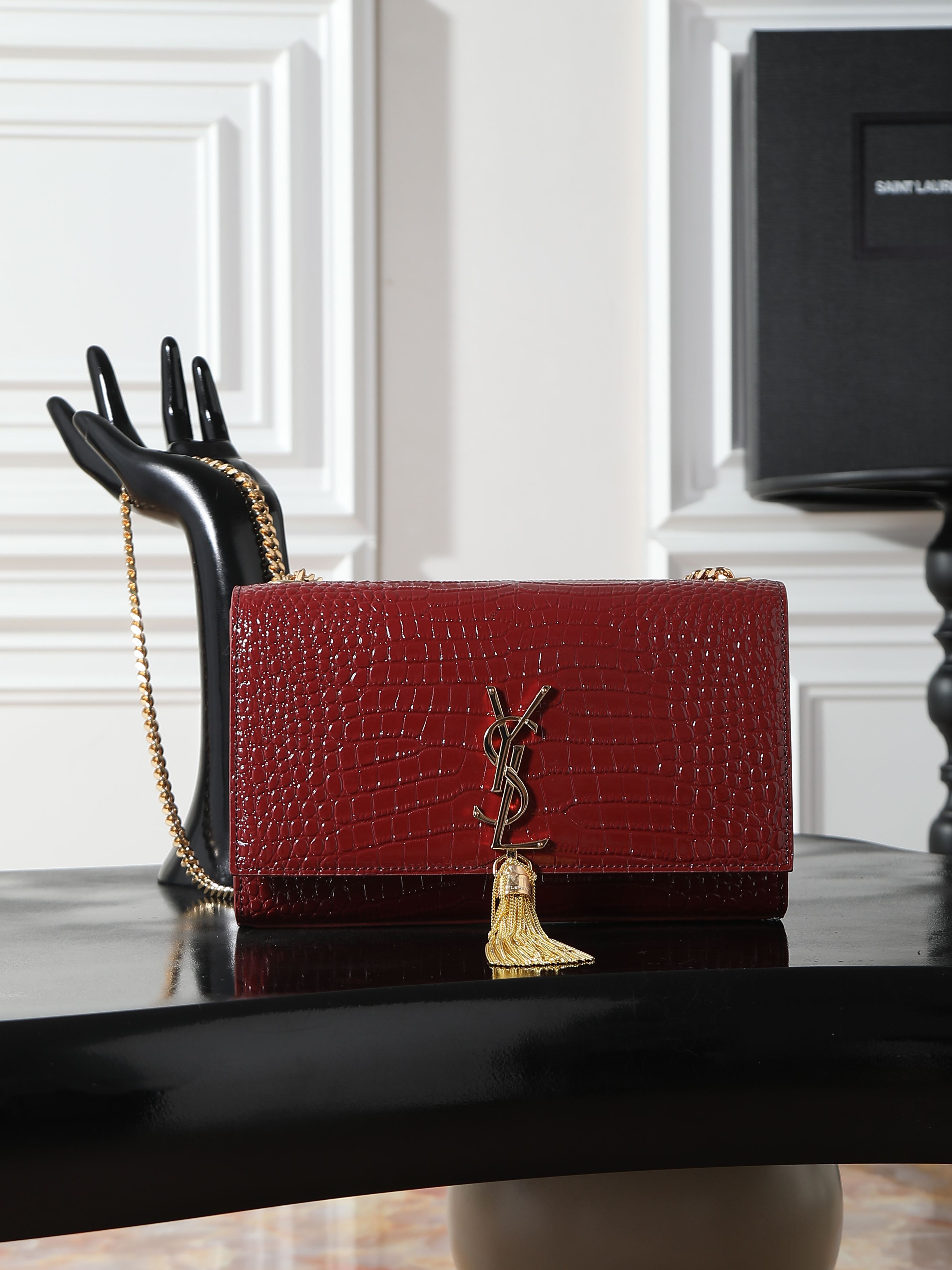 NO:754512,[Eternal Classic] Maroon Crocodile Pattern Gold Buckle KATE 24cm_Tassel bag is definitely a timeless classic from Yang Shulin_never goes out of style_a must-have!  A must-have item for everyone!  No matter it is ten years ago or ten years from now!  KATE is here!  Will not be eliminated!  Of course, the most important reason why it is so popular is that it is versatile and can match you regardless of whether you are tall, short, fat or thin!  You can’t go wrong by choosing it!  Model 354119 size 24x14.5x5cm, saint laurent, saint laurent19860909【永恒经典】枣红鳄鱼纹金扣 KATE 24cm_流苏包 绝对是杨树林的永恒经典款_永不过时_必入款！ 人手必备的单品！不管是十年前,还是十年后！KATE就在这里！不会被淘汰！当然它这么火爆的最最重要原因是_百搭_不管你是高矮肥瘦,它都跟你很搭！选它,不会有错！ 型号354119 尺寸24x14.5x5cm,圣罗兰,saint laurent,Bag