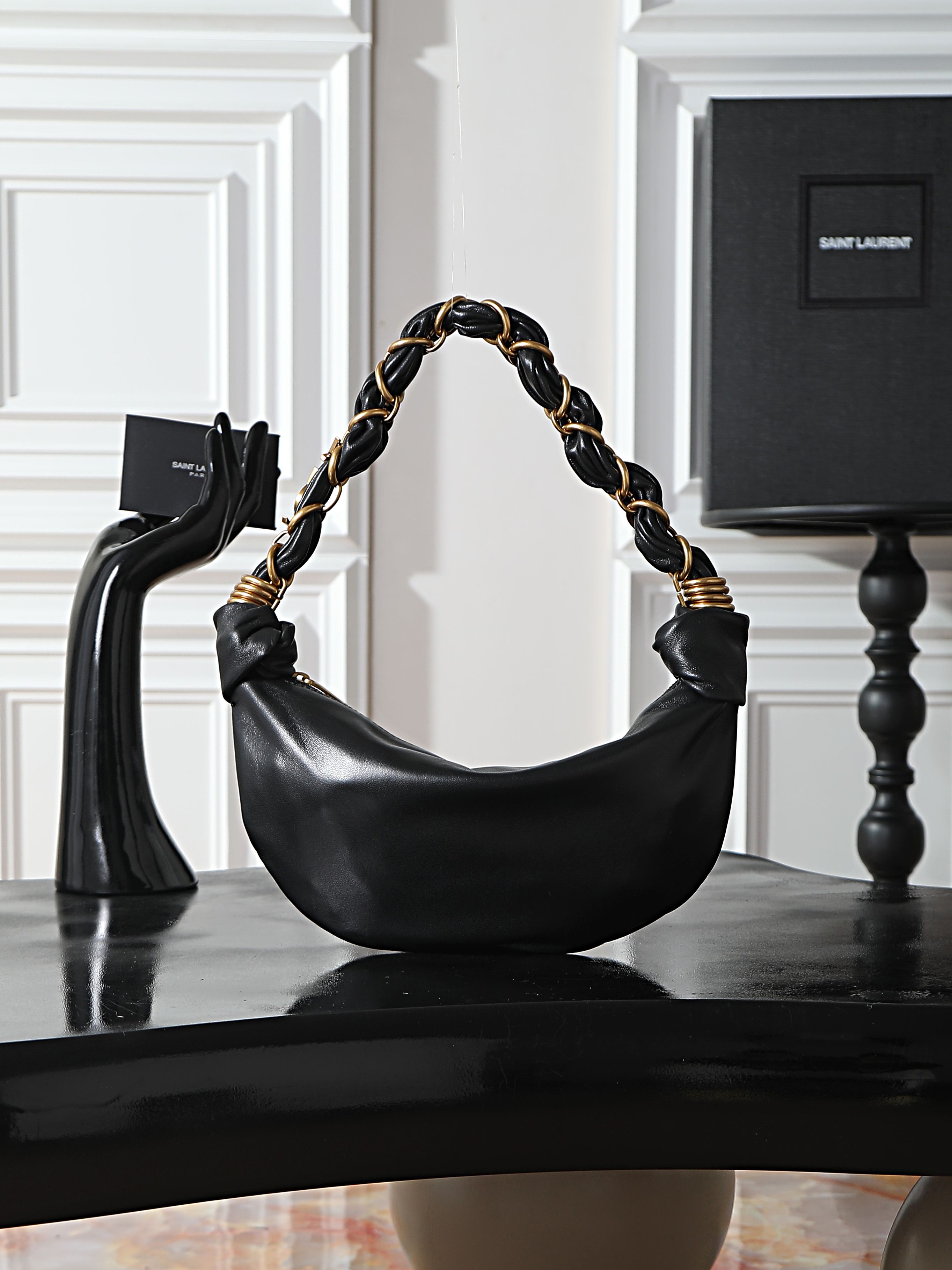 NO:719724,AMALIA·Hobo croissant bag is a brand new handbag with a bohemian style that gives people a French romantic feel. It has plenty of space and is matched with a hand-woven LE CASSANDRE jewelry chain. It is full of mystery and the sheepskin material has a silkier texture. The upper body is particularly light and casual!  Batch model 862558 size 19×13×10cm, saint laurent, saint laurent, sheepskin19860909AMALIA·Hobo 牛角包 全新的一款新品手袋,波西米亚风格,给人法式浪漫的感觉,空间十分充足,搭配手工编织LE CASSANDRE珠宝链条 神秘感拉满,羊皮材质质感更加的丝滑 上身特别轻盈和随性！批 型号862558 尺寸19×13×10cm,圣罗兰,saint laurent,sheepskin,Bag