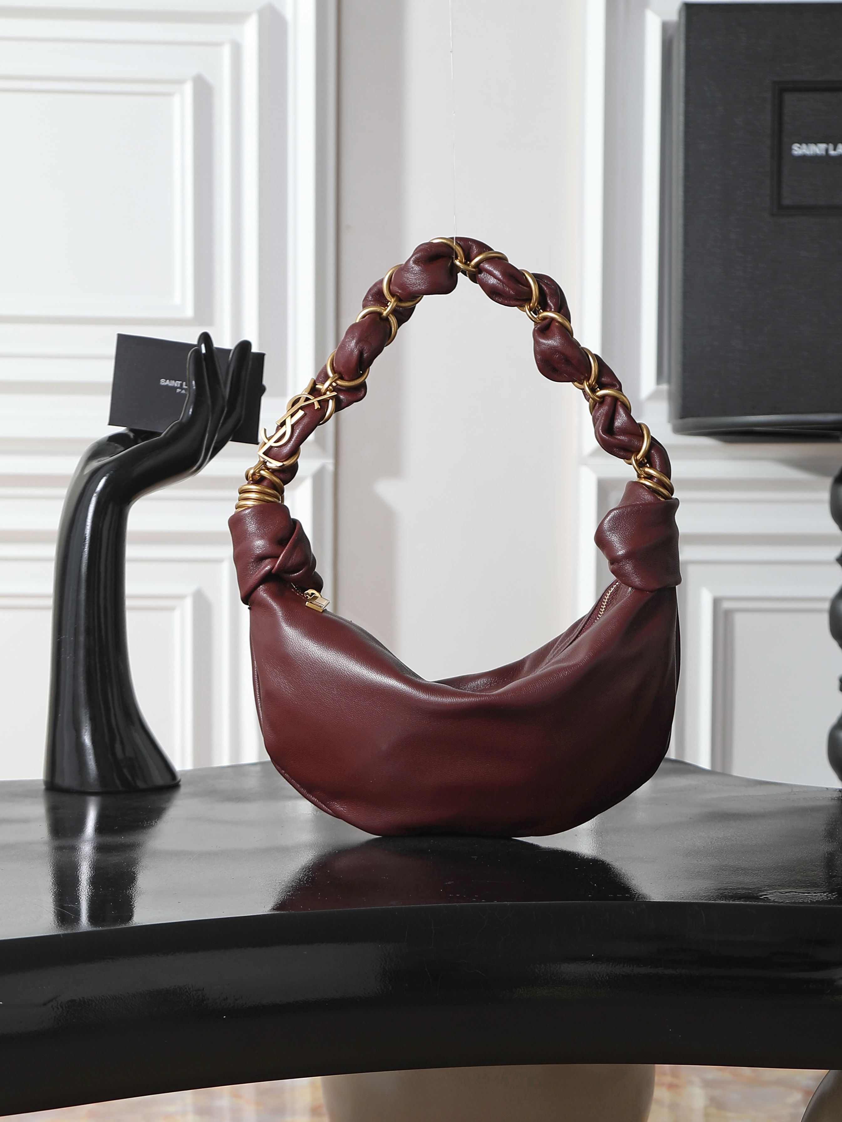 NO:719729,AMALIA·Hobo croissant bag is a brand new handbag with a bohemian style that gives people a French romantic feel. It has plenty of space and is matched with a hand-woven LE CASSANDRE jewelry chain. It is full of mystery and the sheepskin material has a silkier texture. The upper body is particularly light and casual!  Batch model 862558 size 19×13×10cm, saint laurent, saint laurent, sheepskin19860909AMALIA·Hobo 牛角包 全新的一款新品手袋,波西米亚风格,给人法式浪漫的感觉,空间十分充足,搭配手工编织LE CASSANDRE珠宝链条 神秘感拉满,羊皮材质质感更加的丝滑 上身特别轻盈和随性！批 型号862558 尺寸19×13×10cm,圣罗兰,saint laurent,sheepskin,Bag