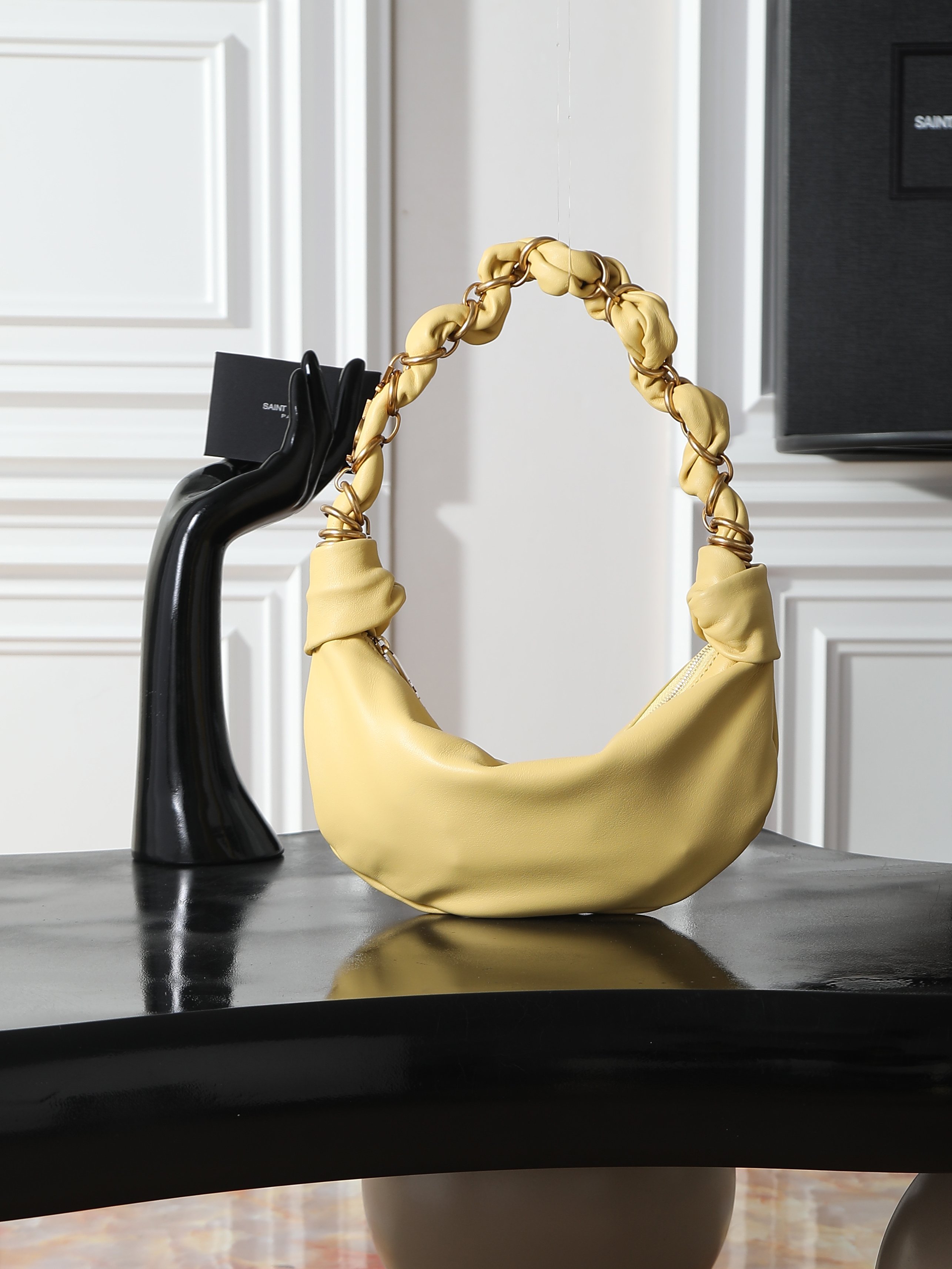 NO:895075,AMALIA·Hobo croissant bag is a brand new handbag with a bohemian style that gives people a French romantic feel. It has plenty of space and is matched with a hand-woven LE CASSANDRE jewelry chain. It is full of mystery and the sheepskin material has a silkier texture. The upper body is particularly light and casual!  Batch model 862558 size 19×13×10cm, saint laurent, saint laurent, sheepskin19860909AMALIA·Hobo 牛角包 全新的一款新品手袋,波西米亚风格,给人法式浪漫的感觉,空间十分充足,搭配手工编织LE CASSANDRE珠宝链条 神秘感拉满,羊皮材质质感更加的丝滑 上身特别轻盈和随性！批 型号862558 尺寸19×13×10cm,圣罗兰,saint laurent,sheepskin,Bag