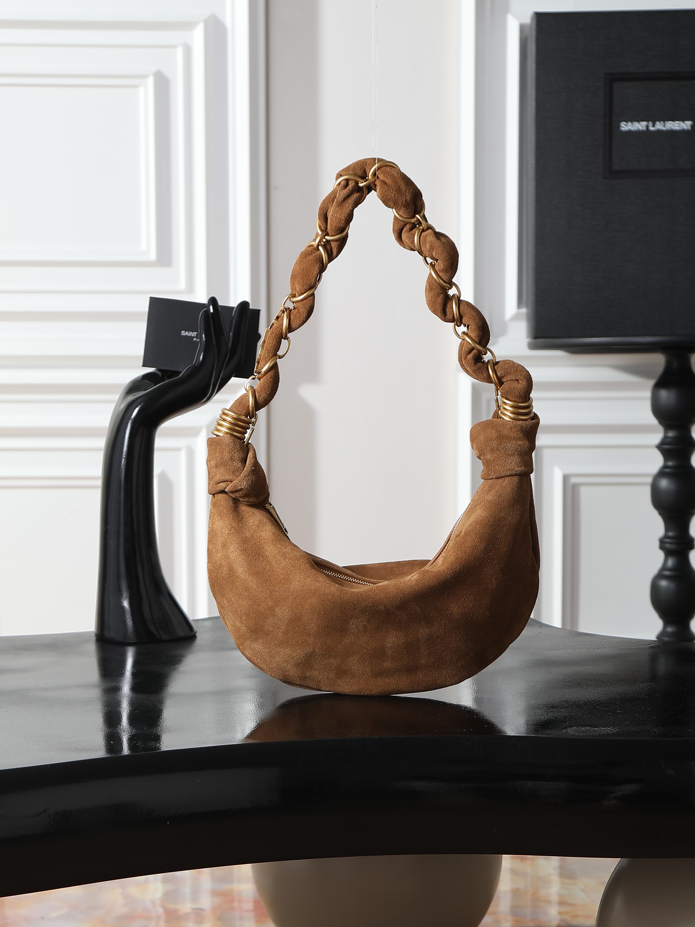 NO:895113,AMALIA·Hobo croissant bag is a brand new handbag with a bohemian style that gives people a French romantic feel. It has plenty of space and is matched with a hand-woven LE CASSANDRE jewelry chain. It is full of mystery and the sheepskin material has a silkier texture. The upper body is particularly light and casual!  Batch model 862558 size 19×13×10cm, saint laurent, saint laurent, sheepskin19860909AMALIA·Hobo 牛角包 全新的一款新品手袋,波西米亚风格,给人法式浪漫的感觉,空间十分充足,搭配手工编织LE CASSANDRE珠宝链条 神秘感拉满,羊皮材质质感更加的丝滑 上身特别轻盈和随性！批 型号862558 尺寸19×13×10cm,圣罗兰,saint laurent,sheepskin,Bag