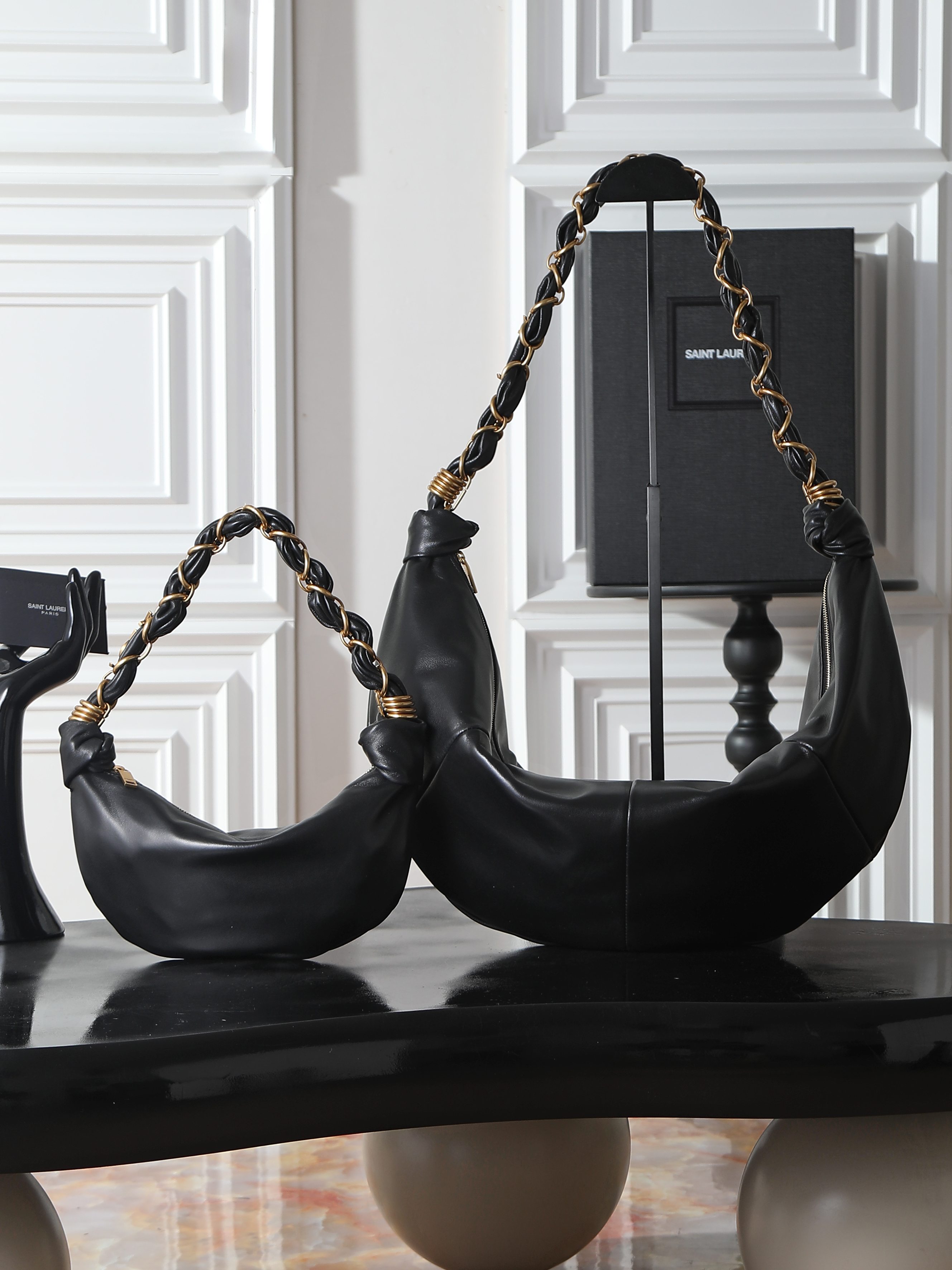 NO:719733,AMALIA·Hobo croissant bag is a brand new handbag with a bohemian style that gives people a French romantic feel. It has plenty of space and is matched with a hand-woven LE CASSANDRE jewelry chain. It is full of mystery and the sheepskin material has a silkier texture. The upper body is particularly light and casual!  Batch model 862210 size 23-62×28×4cm, saint laurent, saint laurent, sheepskin19860909AMALIA·Hobo 牛角包 全新的一款新品手袋,波西米亚风格,给人法式浪漫的感觉,空间十分充足,搭配手工编织LE CASSANDRE珠宝链条 神秘感拉满,羊皮材质质感更加的丝滑 上身特别轻盈和随性！批 型号862210 尺寸23-62×28×4cm,圣罗兰,saint laurent,sheepskin,Bag