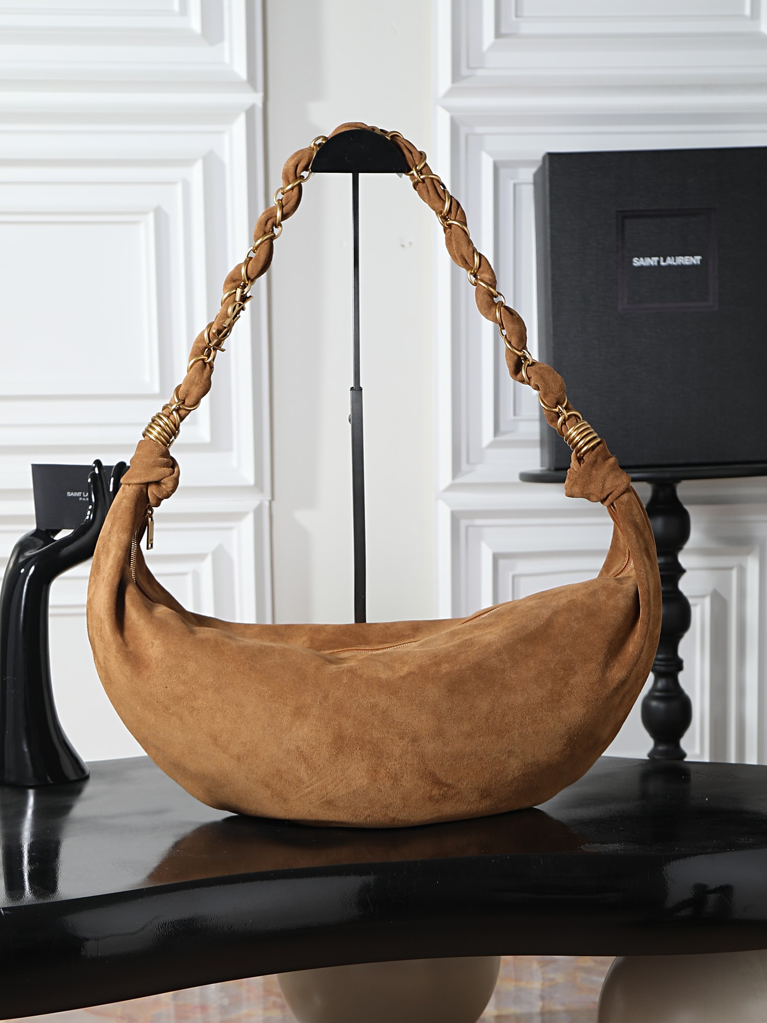 NO:754507,AMALIA·Hobo croissant bag is a brand new handbag with a bohemian style that gives people a French romantic feel. It has plenty of space and is matched with a hand-woven LE CASSANDRE jewelry chain. It is full of mystery and the sheepskin material has a silkier texture. The upper body is particularly light and casual!  Batch model 862210 size 23-62×28×4cm, saint laurent, saint laurent, sheepskin19860909AMALIA·Hobo 牛角包 全新的一款新品手袋,波西米亚风格,给人法式浪漫的感觉,空间十分充足,搭配手工编织LE CASSANDRE珠宝链条 神秘感拉满,羊皮材质质感更加的丝滑 上身特别轻盈和随性！批 型号862210 尺寸23-62×28×4cm,圣罗兰,saint laurent,sheepskin,Bag