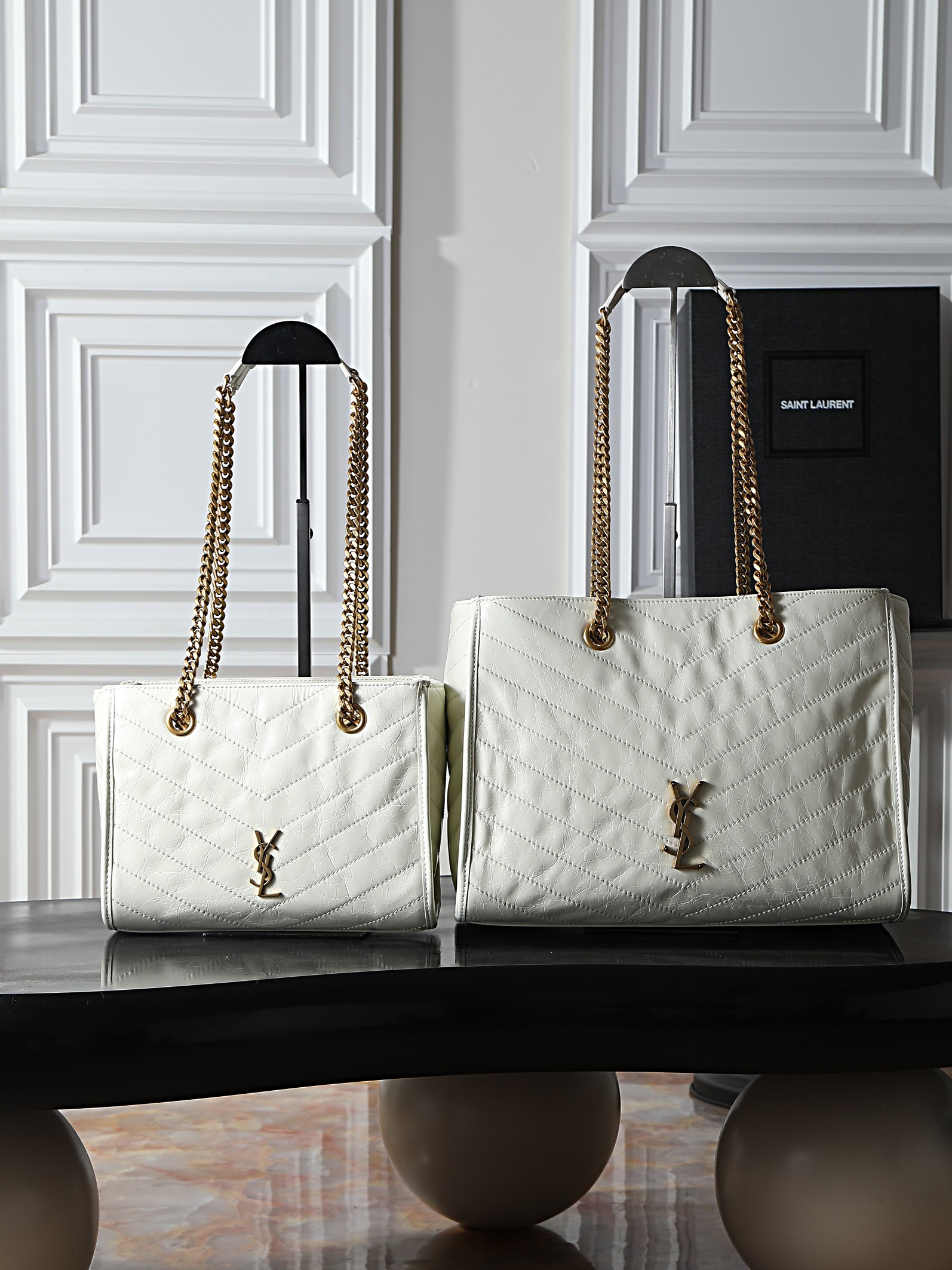 NO:754500,[Original oil-wax leather] Large batch niki small shopping bag NIKI retro cow leather horizontal shopping style decorated with LECASSANDRE and V-shaped top-stitching pleats. The texture of oil-wax leather is super comfortable to the touch. The bag shape is a tote bag. The design capacity is super touching. It is light and spacious. The handbag is equipped with a chain shoulder strap and can be carried by hand. Size 33-27-14cm. Model 871151, saint laurent, saint laurent, totes, cowhide19860909【原厂油蜡皮】大号批 niki small shopping bagNIKI复古牛皮革横款购物饰以LECASSANDRE和V形明缝线褶皱油蜡皮的质感摸起来超舒服包型是托特包的设计容量超感人轻便宽敞的手袋配有链条肩带可肩背手拎搭配使用 尺寸33-27-14cm 型号871151,圣罗兰,saint laurent,totes,cowhide,Bag