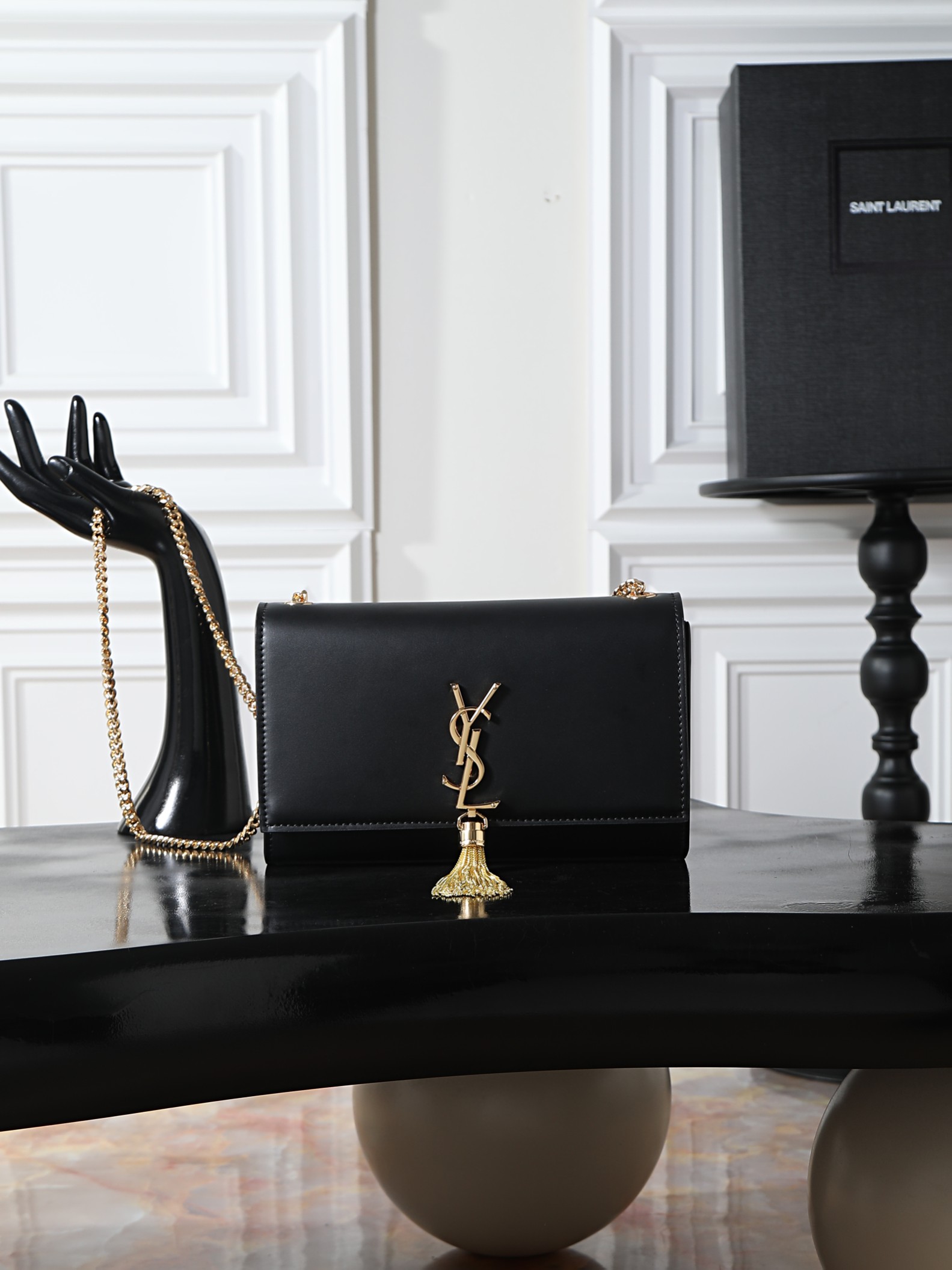 NO:754518,[Eternal Classic] Black plain gold buckle KATE 24cm_tassel bag is definitely a timeless classic from Yang Shulin_never goes out of style_a must-have!  A must-have item for everyone!  No matter it is ten years ago or ten years from now!  KATE is here!  Will not be eliminated!  Of course, the most important reason why it is so popular is that it is versatile and can match you regardless of whether you are tall, short, fat or thin!  You can’t go wrong by choosing it!  Model 354119 size 24x14.5x5cm, saint laurent, saint laurent19860909【永恒经典】黑色平纹金扣 KATE 24cm_流苏包 绝对是杨树林的永恒经典款_永不过时_必入款！ 人手必备的单品！不管是十年前,还是十年后！KATE就在这里！不会被淘汰！当然它这么火爆的最最重要原因是_百搭_不管你是高矮肥瘦,它都跟你很搭！选它,不会有错！ 型号354119 尺寸24x14.5x5cm,圣罗兰,saint laurent,Bag