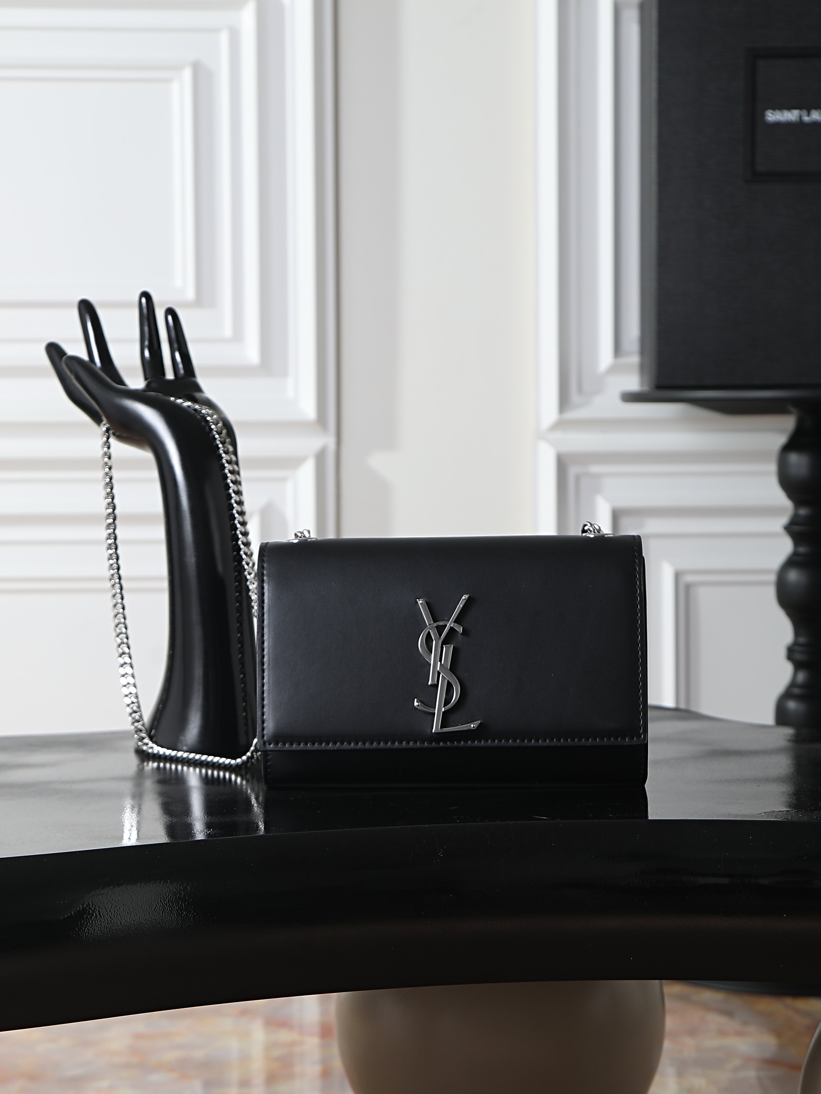 NO:754524,Black plain silver buckle·20cm KATE 20cm counter latest size, timeless style, irresistible super charm, a must-have style!  20cm is just right for use and can easily be included in all essential items when going out!  Did you get it?  Batch model 463930 size 20x13.5x6cm, saint laurent, saint laurent19860909黑色平纹银扣·20cm KATE 20cm专柜最新尺寸,永不过时的款式,不可抗拒的超强魅力,人手必备的款式！ 20cm使用起来刚刚好,出门必带品都能轻松纳入！你相中了吗？批 型号463930 尺寸20x13.5x6cm,圣罗兰,saint laurent,Bag