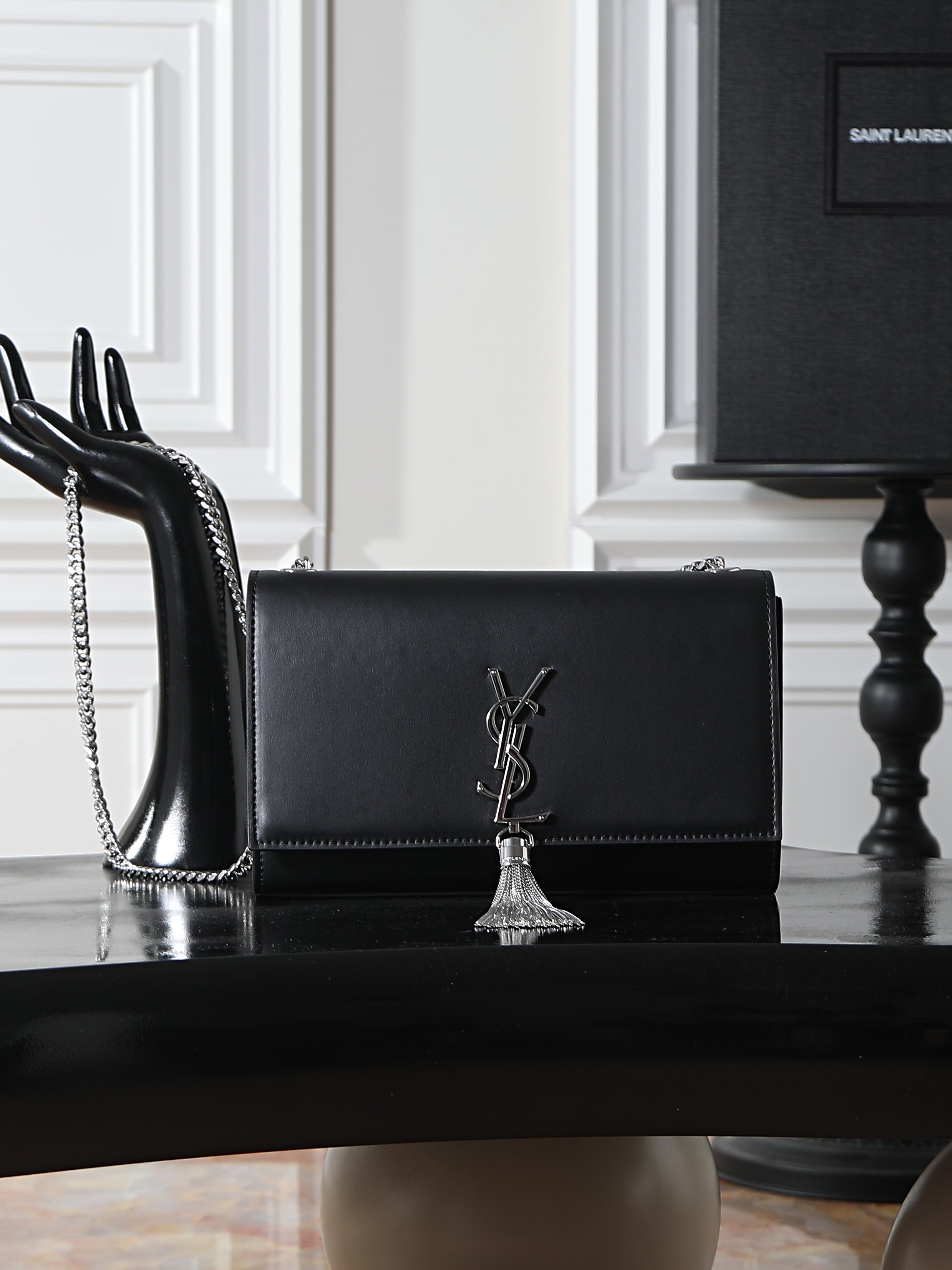 NO:754527,[Eternal Classic] Black plain silver buckle KATE 24cm_tassel bag is definitely a timeless classic from Yang Shulin_never goes out of style_a must-have!  A must-have item for everyone!  No matter it is ten years ago or ten years from now!  KATE is here!  Will not be eliminated!  Of course, the most important reason why it is so popular is that it is versatile and can match you regardless of whether you are tall, short, fat or thin!  You can’t go wrong by choosing it!  Model 354119 size 24x14.5x5cm, saint laurent, saint laurent19860909【永恒经典】黑色平纹银扣 KATE 24cm_流苏包 绝对是杨树林的永恒经典款_永不过时_必入款！ 人手必备的单品！不管是十年前,还是十年后！KATE就在这里！不会被淘汰！当然它这么火爆的最最重要原因是_百搭_不管你是高矮肥瘦,它都跟你很搭！选它,不会有错！ 型号354119 尺寸24x14.5x5cm,圣罗兰,saint laurent,Bag