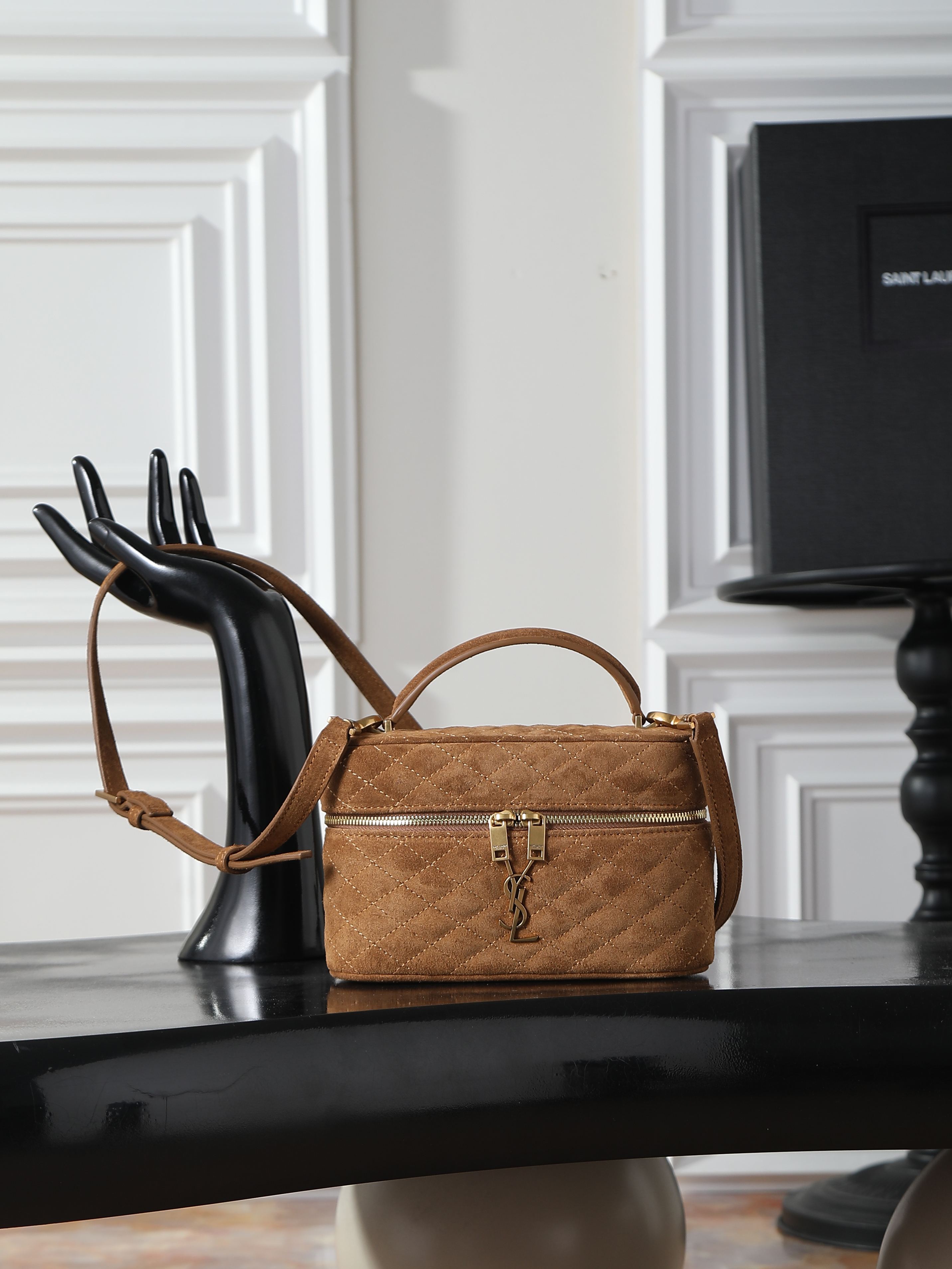 NO:770278,[Suede] The top original GABY MINI box bag is about to be popular in the new spring and summer. The cute little one is coming ~ Park Caiying's same cosmetic bag / box bag, using unique lambskin stitching technology, double zipper design for easy opening and closing, small bag body with large capacity, detachable and adjustable shoulder strap, hand-carried or cross-body, can also be used as a toiletry bag, exquisite and practical, the latest hot style, well deserved. Style number 766731  Size 18x11x6.5cm, saint laurent, saint laurent, cosmetic bags & cases, sheepskin, chamois leather19860909【麂皮】顶级原单 GABY MINI 盒子包 即将火爆新一季春夏的小可爱来袭～朴彩英同款化妆包/盒子包,采用小羊皮独特衔缝工艺,双拉链设计方便开合,小小包身大大容量,可拆卸调节肩带,手拎斜挎都,还可做梳妆包,精致且实用,最新爆款,实至名归. 款号766731 尺寸18x11x6.5cm,圣罗兰,saint laurent,cosmetic bags & cases,sheepskin,chamois leather,Bag