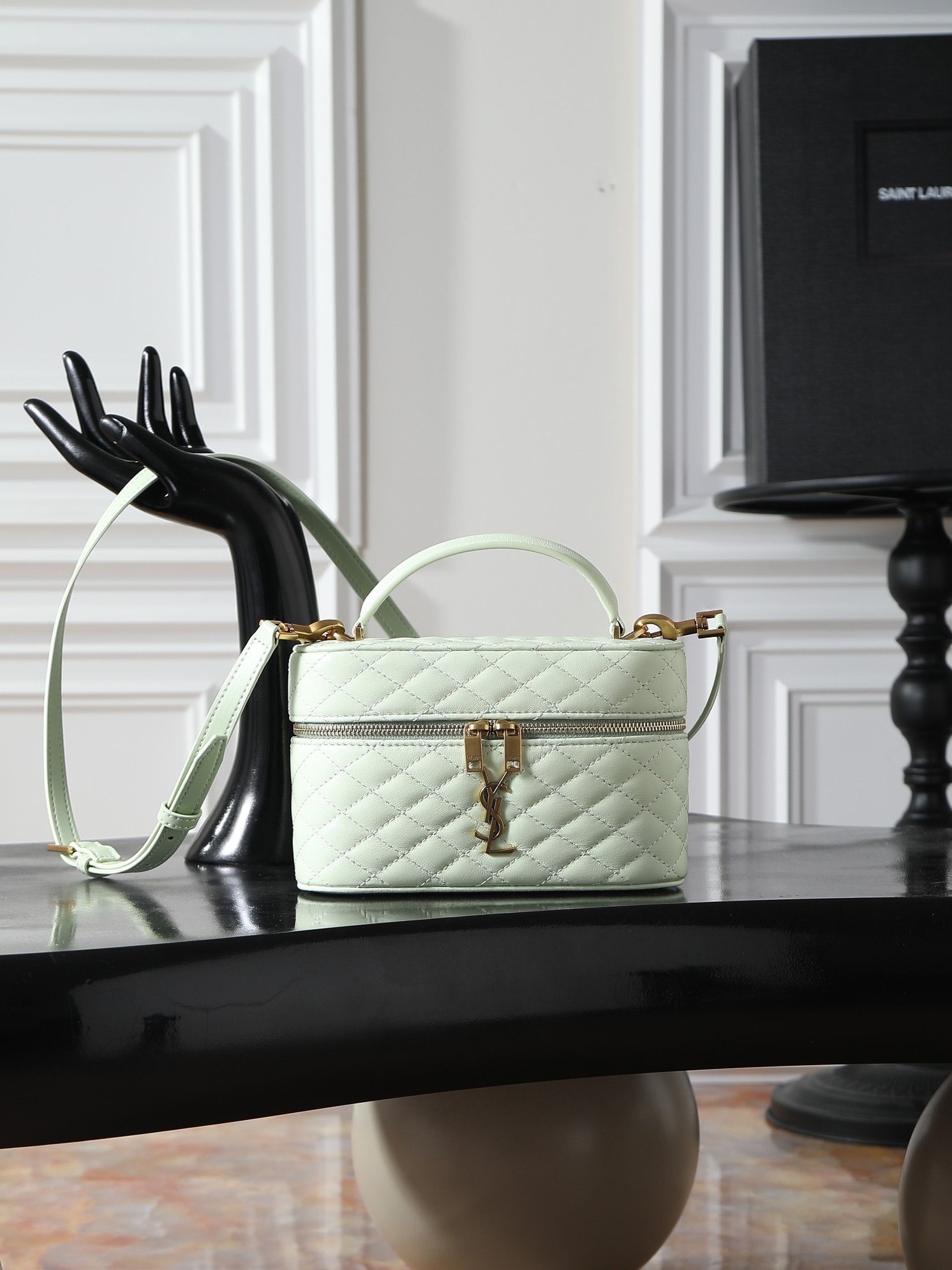 NO:770286,[Mint Green] Top-quality original GABY MINI box bag. The cute little girl who will be popular in the new spring and summer is coming ~ Park Caiying's same cosmetic bag/box bag, using unique lambskin stitching technology, double zipper design for easy opening and closing, small bag body with large capacity, detachable and adjustable shoulder strap, can be carried by hand or cross-body, can also be used as a toiletry bag, exquisite and practical, the latest hot style, well deserved. Style No. 766731  Size 18x11x6.5cm, saint laurent, saint laurent, cosmetic bags & cases, sheepskin19860909【薄荷绿】顶级原单 GABY MINI 盒子包 即将火爆新一季春夏的小可爱来袭～朴彩英同款化妆包/盒子包,采用小羊皮独特衔缝工艺,双拉链设计方便开合,小小包身大大容量,可拆卸调节肩带,手拎斜挎都,还可做梳妆包,精致且实用,最新爆款,实至名归. 款号766731 尺寸18x11x6.5cm,圣罗兰,saint laurent,cosmetic bags & cases,sheepskin,Bag