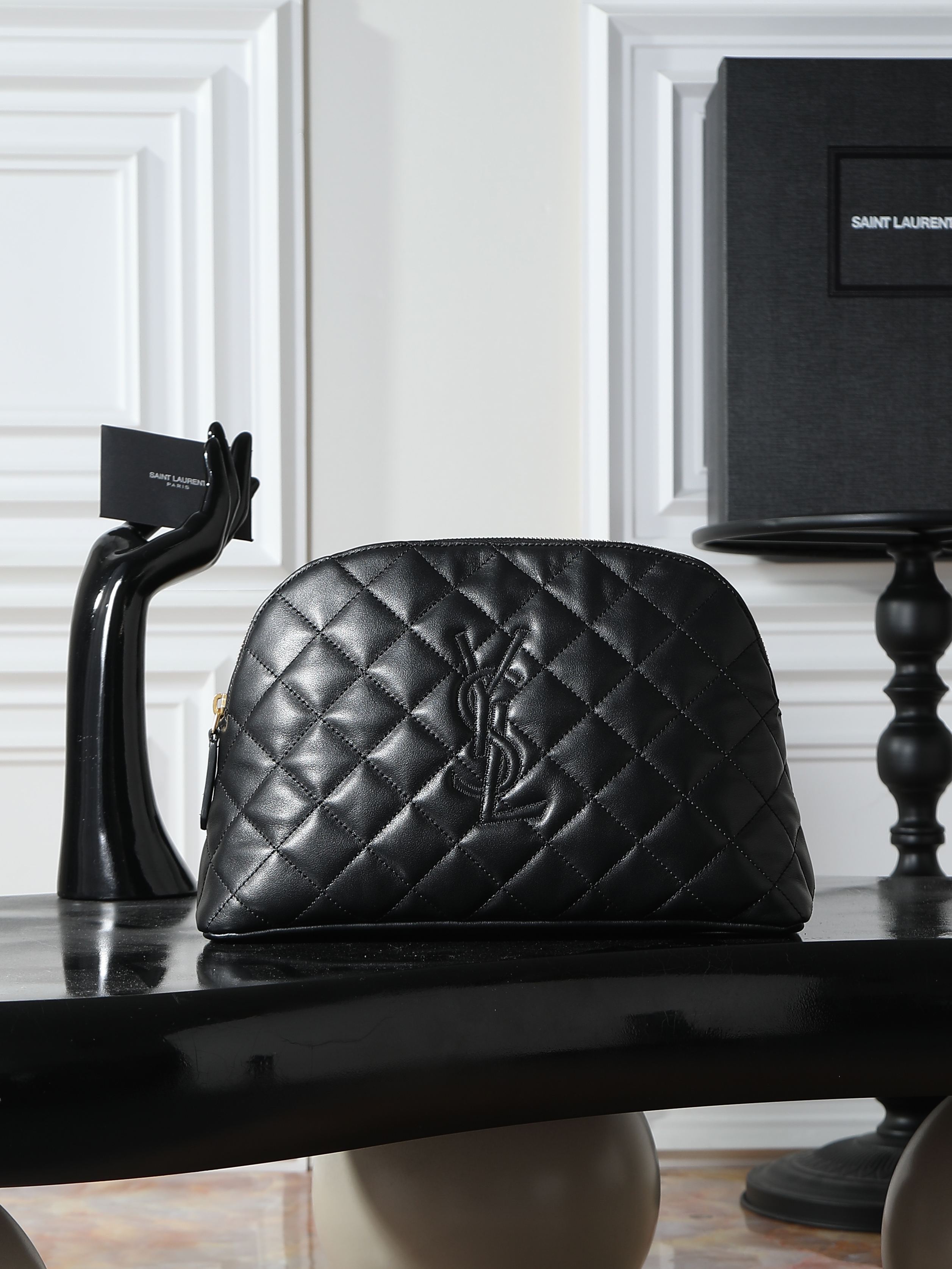 NO:770373,Black LE CASSANDRE new cosmetic bag. The cowhide material is simply yyds ~ fashionable and high-end texture. It is worth owning. It is particularly lightweight and has a veritable good looks. The capacity should not be underestimated. It is simply the NO.1 daily commuting bag. Practical cosmetic bag. Action is worse than action. Model number 736010, size 30×20×11cm, Yves Saint Laurent, saint laurent, cosmetic bags &  cases, cowhide19860909黑色 LE CASSANDRE新款化妆包 牛皮材质简直是yyds～时髦高级的质感 值得拥有 特别的轻便 名副其实的高颜值 容量不容小觑噢 简直就是日常通勤包包的NO.1 实用的化妆包 心动不如行动 宝贝们不要错过哦 款号736010 尺寸30×20×11cm,圣罗兰,saint laurent,cosmetic bags & cases,cowhide,Bag