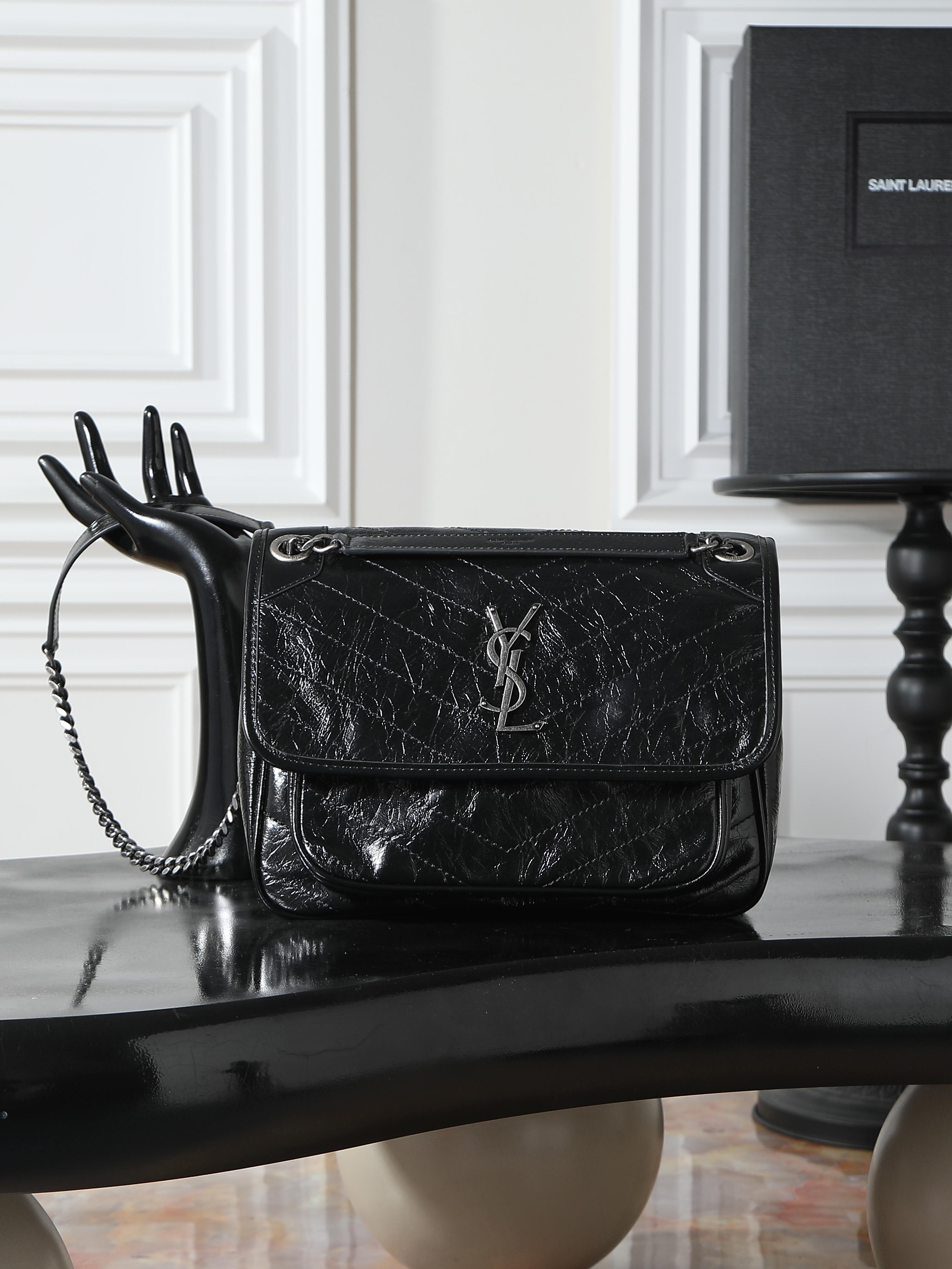 NO:770360,Black silver buckle oil-waxed leather · 28cm Niki's design is inspired by the Y family's classic smoking attire. The overall style is cool and casual. The body of the bag is made of oil-waxed calfskin, with a natural wrinkle texture that brings a retro feel, and is wear-resistant and durable!  The iconic metal logo, with a vintage and distressed texture, is low-key and high-end, as if silently telling the brand's fashion attitude!  Size 28×20×8cm Model 633158-1/633184, saint laurent, saint laurent, cowhide19860909黑色银扣油蜡皮· 28cm Niki的设计灵感源自Y家经典的吸烟装 整体风格酷飒又随性.包身采用油蜡小牛皮,天然的抓皱纹理自带复古感,耐磨耐造！标志性的金属logo,复古做旧质感,低调又高级,仿佛在无声诉说着品牌的时尚态度！ 尺寸28×20×8cm 型号633158-1/633184,圣罗兰,saint laurent,cowhide,Bag