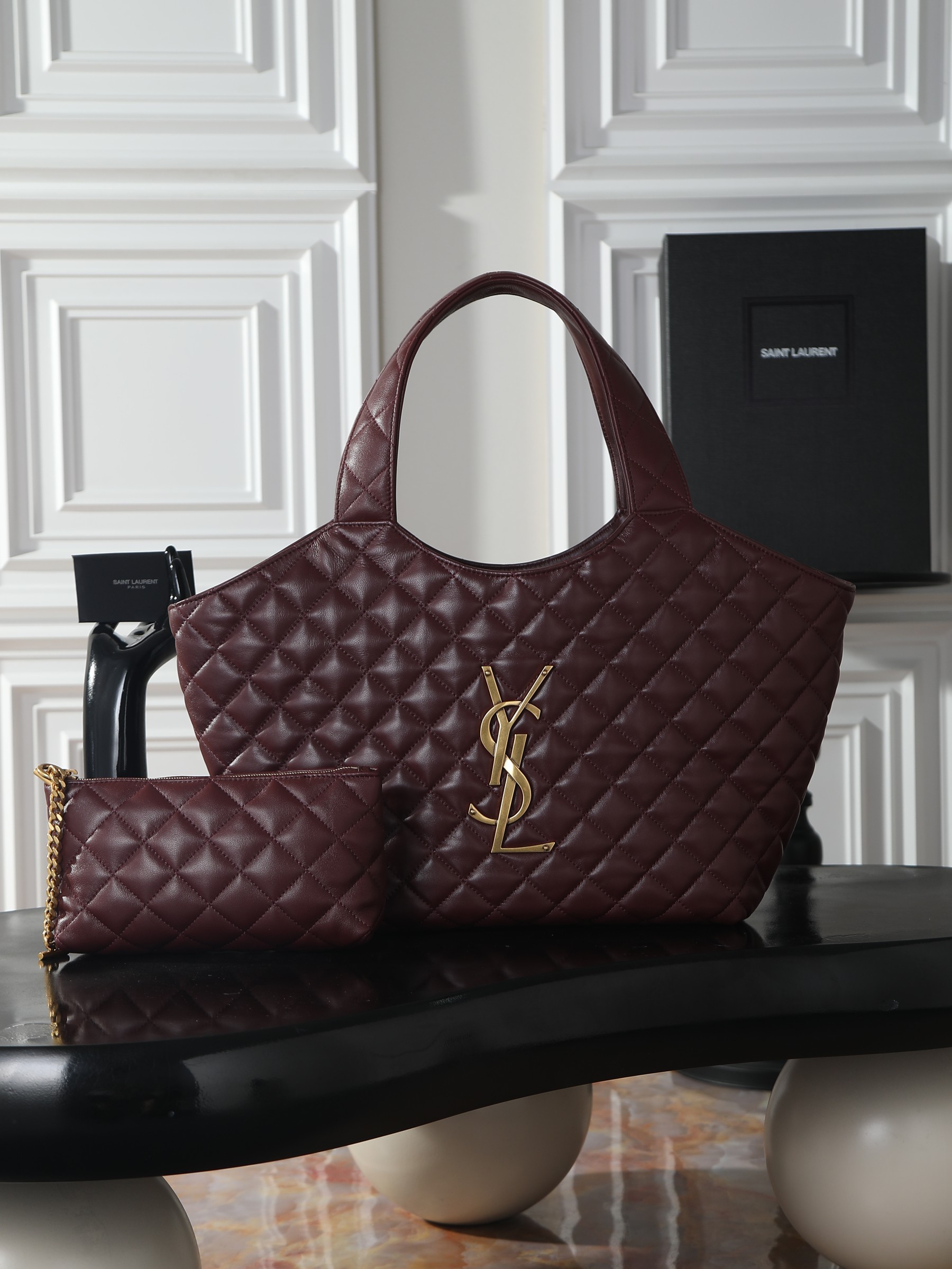 NO:895516,The small icare is online. The iconic ICARE handbag is presented in a versatile tote bag size. The handbag shows modern charm and can be worn in a variety of ways. It is more delicate and compact than the large size, and is very suitable for daily outings or commuting~ The top-grade nappa sheepskin feels soft and fufu, and it does not tighten on the shoulders after being carried for a long time. The bag is lightweight. You can wear it with a shirt or sweater casually, and the casual and elegant Parisian relaxation will come out. Whoever carries it will look better! Best commuter bag~  Size: 31/46 x 28 x 15/5 cm/12.2- 18.1x 11x5.9-2 inches Handle height: 20 cm/7.9 inches Style number: 858191, saint laurent, saint laurent, totes, shirts, sheepskin19860909小号icare上线 标志性ICARE手袋以百搭托特包尺寸呈现.手袋展现现代魅力,演绎多种佩戴方式. 比起大号更显精致小巧,日常出门或通勤背都超合适~顶级纳帕羊皮摸起来软fufu的,背久了也完全不勒肩,包身轻便 随便搭件衬衫或针织衫,那种随性又优雅的巴黎松弛感就出来了,谁背谁好看!最佳通勤包~ 尺寸:31/46 x 28 x 15/5 厘米/12.2- 18.1x 11x5.9-2英寸 提手高度:20厘米/7.9英寸 款号:858191,圣罗兰,saint laurent,totes,shirts,sheepskin,Bag