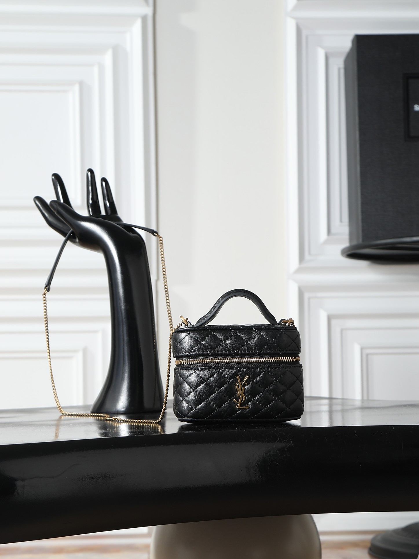 NO:813007,GABY mini chain cosmetic bag is an indispensable member of the niche product. It has been loved by many bloggers as soon as it was launched. It feels soft and delicate, with a detachable shoulder strap, and the overall look is simple and elegant. The small bag body can also be carried in a variety of ways, and the design is cute and artistic. Batch number 819285, size 12×8×4cm, saint laurent, saint laurent, cosmetic bags & cases19860909GABY mini 链条化妆包 小众单品中不可或缺的一员,一面市就受到不少博主的喜爱 ,手感柔软细腻～可拆卸肩带,整体看上去简约大气.小小包身也能演绎多种背法,设计可爱有文艺.批 款号819285 尺寸12×8×4cm,圣罗兰,saint laurent,cosmetic bags & cases,Bag