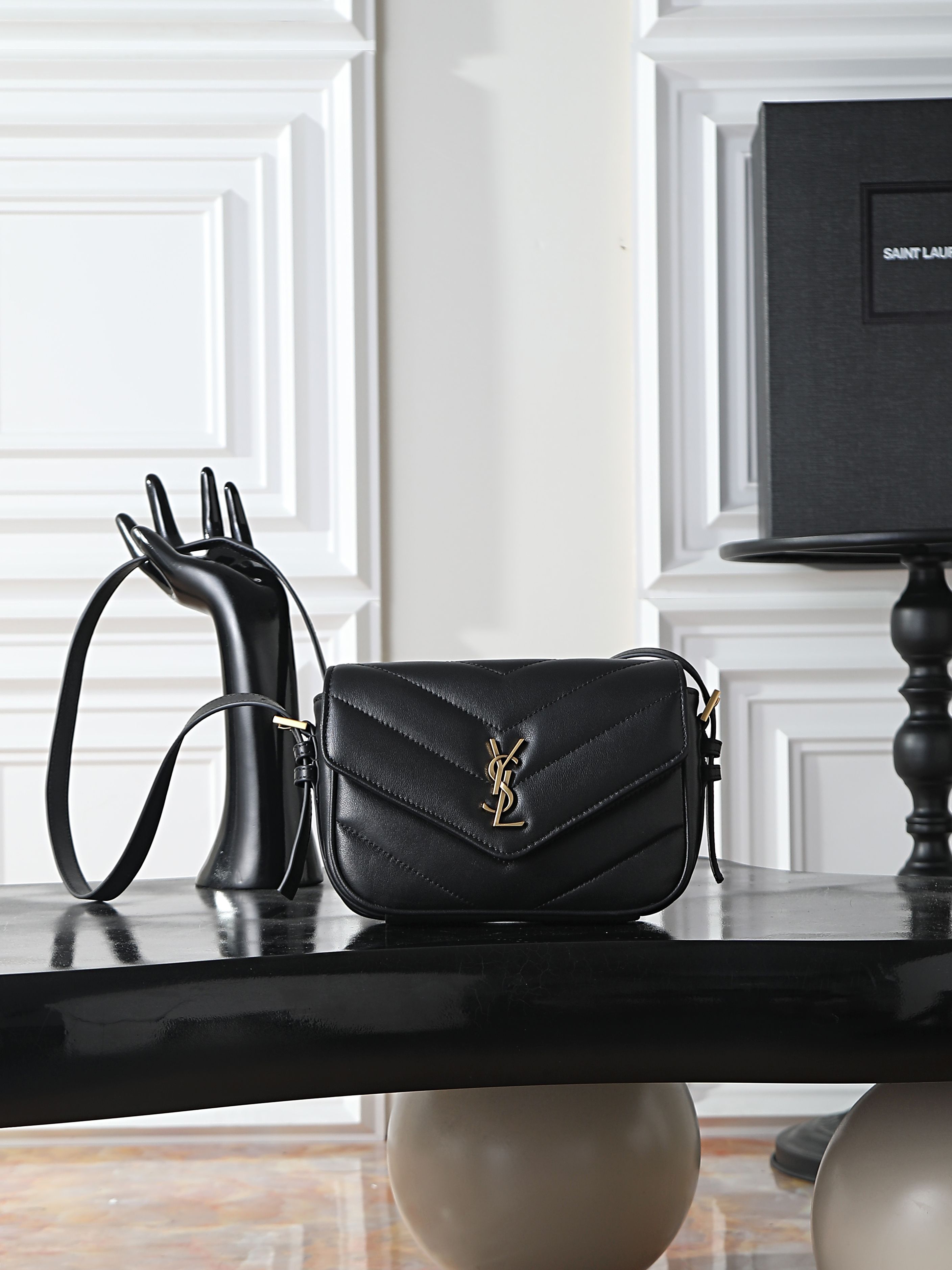 NO:812970,Black sheepskin/antique gold 26 early spring latest LouLou trumpet, delicate and high-end texture!  The sheepskin feels soft and soft, and the new version of the sheepskin is very shiny!  Decorated with iconic V-shaped quilted topstitching. It is equipped with a long leather shoulder strap and can be worn cross-body. The new version of sheepskin has been additionally coated, which is not only more durable, but also more shiny, making the entire bag extra delicate and beautiful!  Fashionable girl's must-have items model number 873156 [original leather] size 20x14x5cm, saint laurent, saint laurent, sheepskin19860909黑羊皮/古金 26早春最新款LouLou小号,质感细腻高级！羊皮手感柔柔软软的,新版羊皮很有光泽感！饰以标志性V形绗缝明缝线.配以皮革长肩带、可斜挎佩戴.新版羊皮另外做了涂层处理,不仅更耐用,更有光泽感,显的整个包都格外精致,美丽！时髦女孩必备单品批 型号873156【原厂皮】 尺寸20x14x5cm,圣罗兰,saint laurent,sheepskin,Bag
