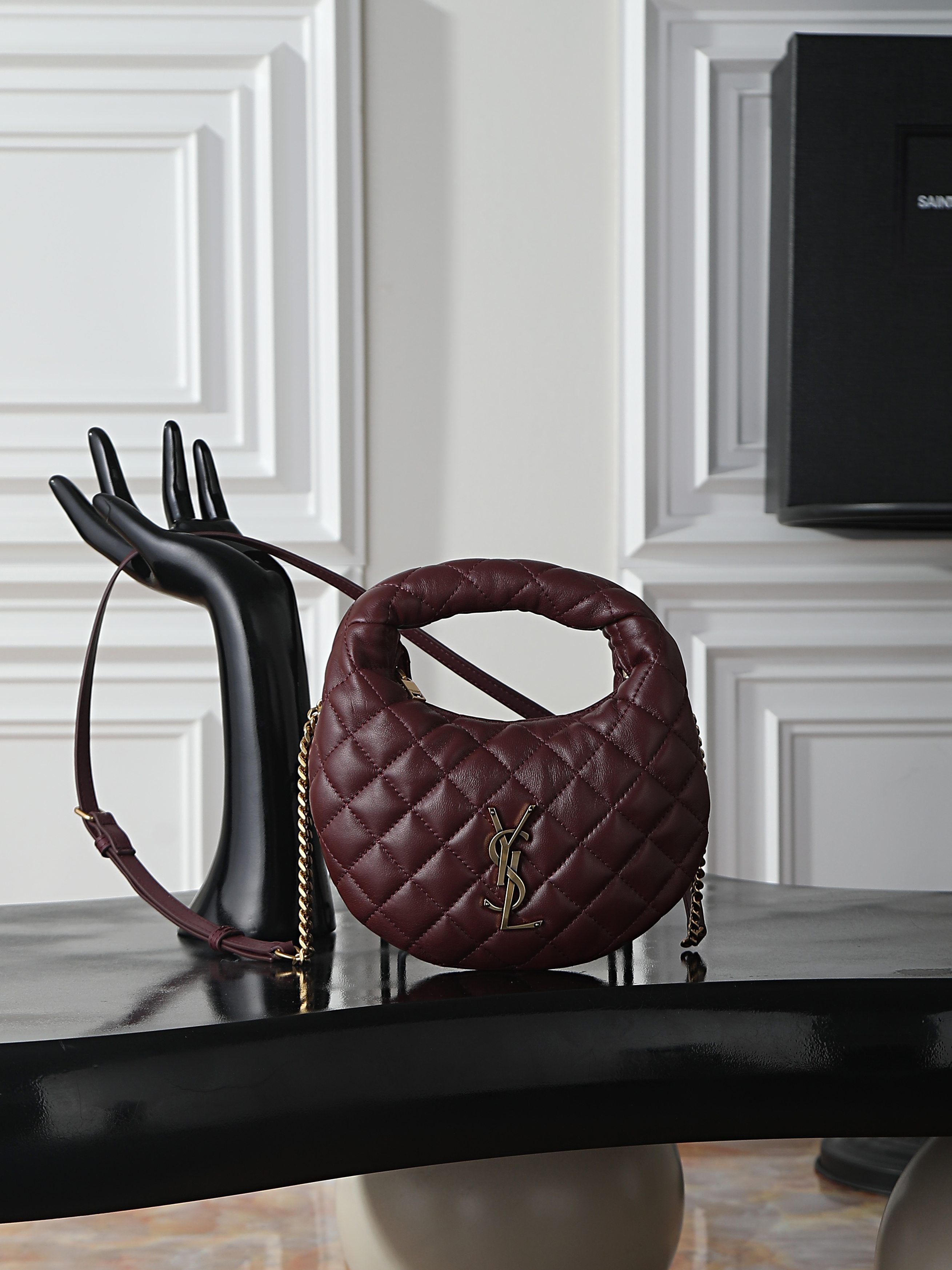 NO:773107,Burgundy sheepskin/gold YSL ICARI NO mini sheepskin handbag, made of high-quality sheepskin, rhombus pattern + metal logo, full of French elegance. Mini Hobo bag shape, can be carried as a handheld or cross-body bag, and can be easily carried when going out or dating. The black and gold color scheme is super versatile, and the interior space is small but can hold daily small items, practical and fashionable!  The ICARINO series has been YSL's most popular product in recent years. It is carried by celebrity bloggers and has a strong sense of fashion!  Batch model 871329 size 19x12x5cm, saint laurent, saint laurent, saint laurent, sheepskin19860909酒红色羊皮/金YSL ICARI NO迷你羊皮手袋,选用优质羊皮,菱格纹+金属Logo,法式优雅满分.迷你Hobo包型,手提or斜挎都OK,日常出街、约会都能轻松驾驭.黑金配色超百搭,内部空间虽小但能装下日常小物,实用又时髦！ICARINO系列是YSL近年热门,明星博主都在背,时尚感爆棚！批 型号871329 尺寸19x12x5cm,圣罗兰,saint laurent,saint laurent,sheepskin,Bag