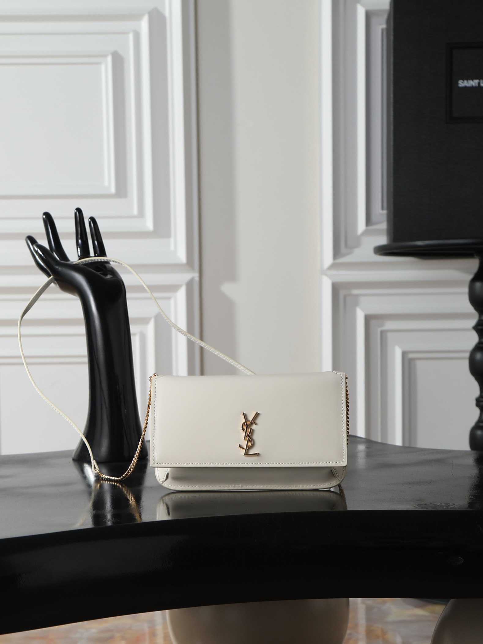 NO:773128,White hand-rubbed pattern · MONOGRAM Phone Holder mini bag_ For the current super popular bag trend, this one is definitely worth buying!  Both good looks and practicality coexist, and iPhone plus can be incorporated into it, so whether boys or girls go out, they only need one mobile phone to travel around the world!  Nowadays, small bags are the rule. It’s easy to get rid of the big wallet and just wear a small and exquisite chain bag~ Size 18x11x2cm Model 635095, saint laurent, saint laurent, wallets19860909白色手搓纹· MONOGRAM Phone Holder迷你款小包_ 对于现在超级流行的小包风潮,这款绝对值得你入手的！颜值与实用性并存,iPhone plus可纳入,无论男生女生出门只要一个手机便可走天下！ 如今小包当道,摆脱大钱包直接换上一个小巧精致的链条包就妥妥当当啦～ 尺寸18x11x2cm 型号635095,圣罗兰,saint laurent,wallets,Bag