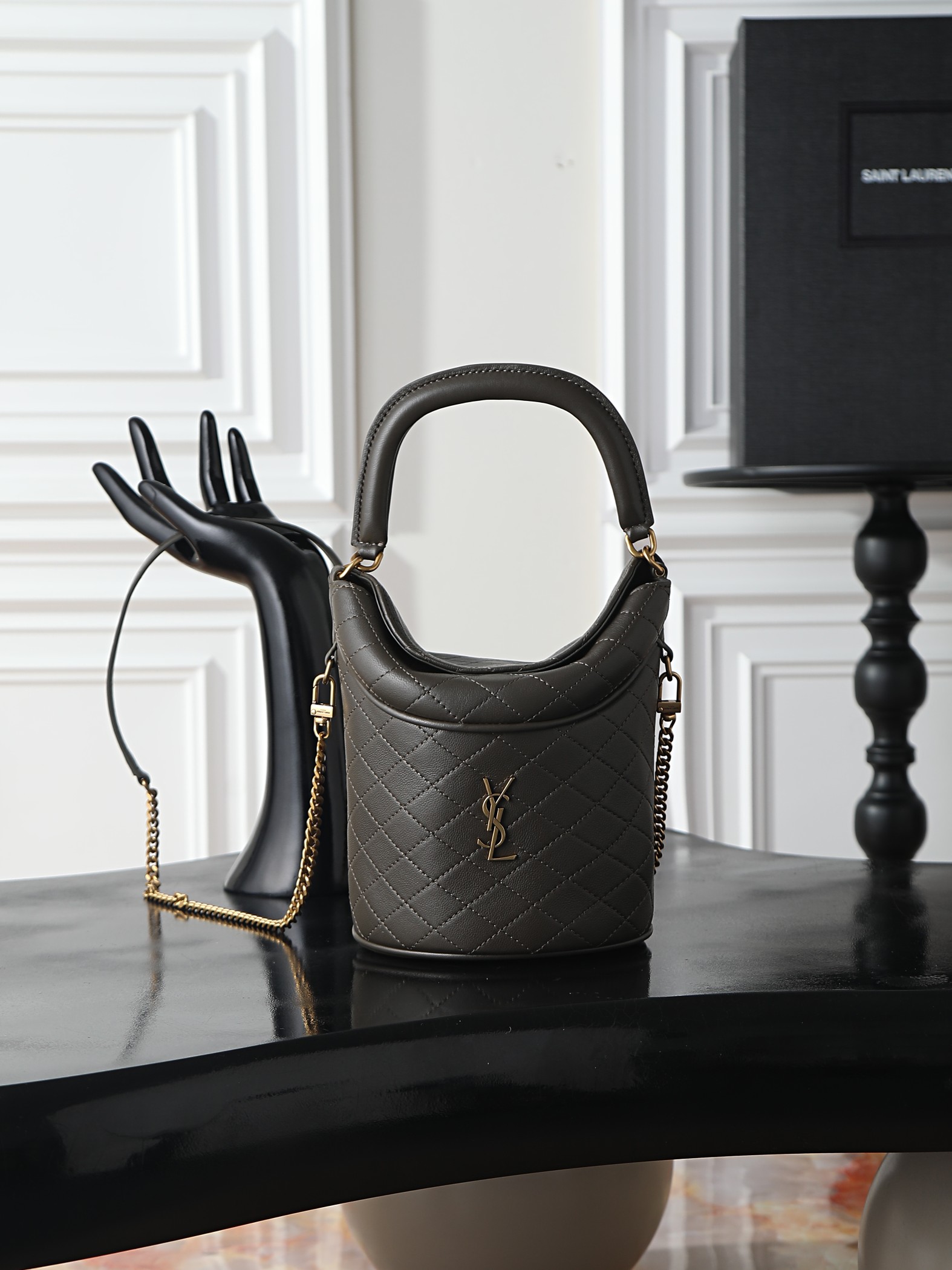 NO:773125,[Green] GabyBucket Flip Bucket Bag Yves Saint Laurent French Fries Bag, I fell in love with this 24 GabyBucket Yves Saint Laurent French Fries Bag when I saw it. Now I see this flip bucket GabyBucket, I really fall in love with it. The top flip design has higher privacy and security. It is decorated with LE CASSANDRE and diamond quilting. It is equipped with a top handle and a detachable chain shoulder holder. It is suitable for many occasions. It is so beautiful that you will fall in love with it at a glance.  Style number 763961 size 19x17x15cm, saint laurent, saint laurent19860909【绿色】 GabyBucket翻盖水桶包 圣罗兰薯条包,见面就爱这只24款GabyBucket圣罗兰薯条包,这会又看到这只翻盖水桶 GabyBucket,真的是见一个爱一个顶部翻盖设计,私密性跟安全性都更高,饰以LE CASSANDRE 和菱形绗缝,配有顶部提手和可拆卸链条肩蒂,适用多种场合,太美貌了,一眼就沦陷.批 款号763961 尺寸 19x17x15cm,圣罗兰,saint laurent,Bag