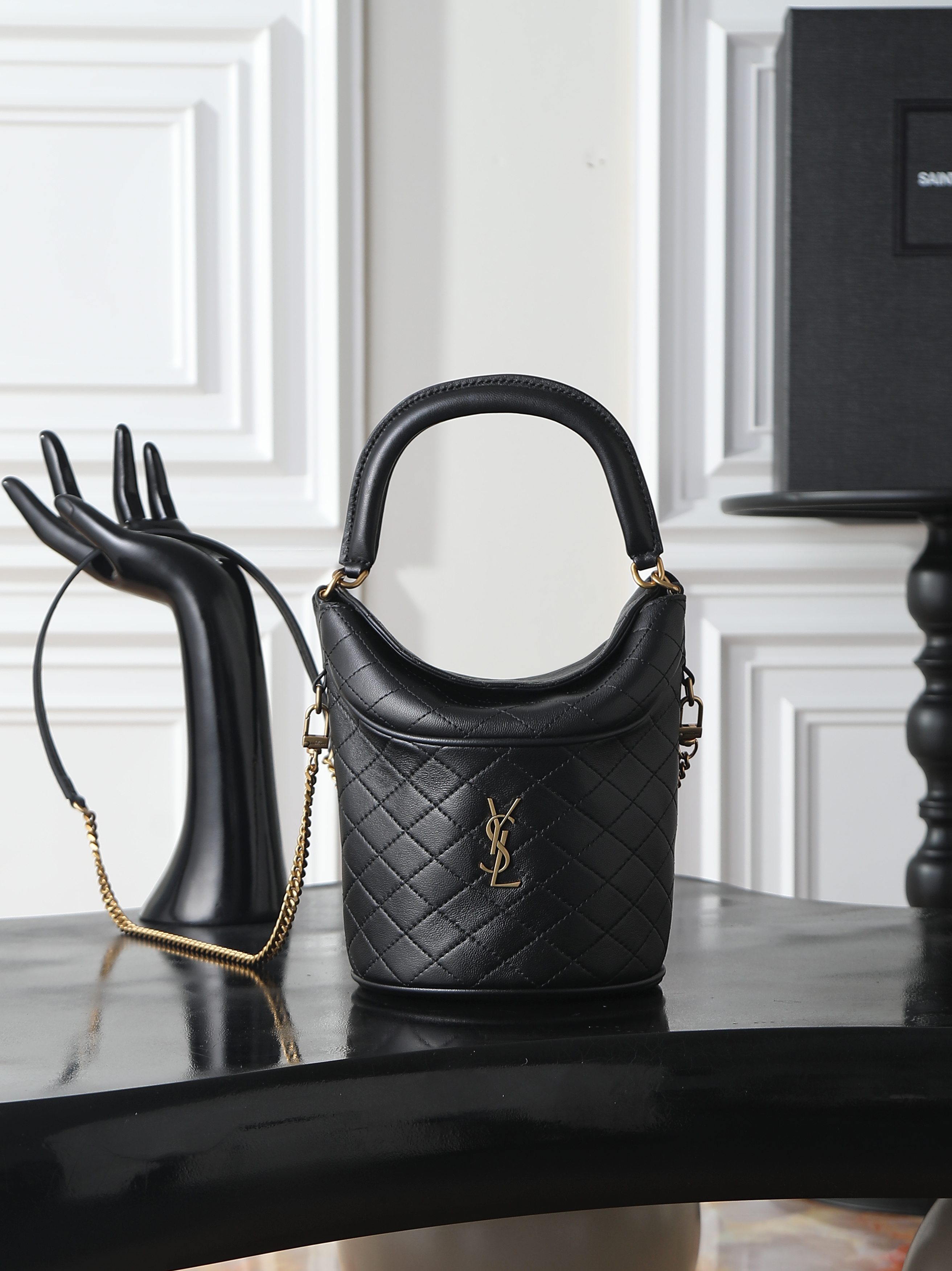 NO:773129,[Black] GabyBucket Flip Bucket Bag Yves Saint Laurent French Fries Bag, I fell in love with this 24 GabyBucket Yves Saint Laurent French Fries Bag when I first saw it, and now I saw this flip bucket GabyBucket, I really fell in love with it when I first saw it. The top flip design has higher privacy and security. It is decorated with LE CASSANDRE and diamond quilting. It is equipped with a top handle and a detachable chain shoulder holder. It is suitable for many occasions. It is so beautiful that you will fall in love with it at a glance.  Style number 763961 size 19x17x15cm, saint laurent, saint laurent19860909【黑色】 GabyBucket翻盖水桶包 圣罗兰薯条包,见面就爱这只24款GabyBucket圣罗兰薯条包,这会又看到这只翻盖水桶 GabyBucket,真的是见一个爱一个顶部翻盖设计,私密性跟安全性都更高,饰以LE CASSANDRE 和菱形绗缝,配有顶部提手和可拆卸链条肩蒂,适用多种场合,太美貌了,一眼就沦陷.批 款号763961 尺寸 19x17x15cm,圣罗兰,saint laurent,Bag