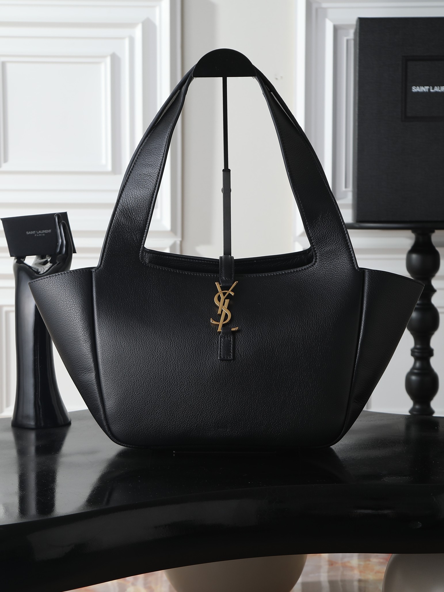 NO:773160,Medium Black Gold Buckle · Bea_New Shopping Bag/Hobo Bag, Lot A smaller version of the iconic LE 5 7 BEA in a modern and practical stuff format. It is fully lined in tonal suede and features a removable zipper pocket and leather tag decorated with CASSANDRE. The inner tie allows the sides to be folded or unfolded, creating different silhouettes for hand or shoulder carry. Suede lining Bronze hardware Cassander hook closure One removable zipper pocket  Dimensions 28-47 x 23 x 13cm/11–18.5in x 9.1in19860909中号黑色金扣· Bea_新款购物袋/hobo包,批 标志性的LE 5 7 BEA的小型版本,采用现代和实用的东西格式. 它完全采用同色绒面革衬里,具有可拆卸的拉链袋和用CASSANDRE装饰的皮革标签. 内侧领带允许两侧折叠或展开,为手或肩携带创造不同的轮廓. 绒面革衬里 青铜色硬件 卡桑德雷钩闭合 一个可拆卸的拉链袋 尺寸28-47 X 23 X 13厘米/11–18.5英寸X 9.1英寸X 5.1英寸 手柄下降26厘米/10.2英寸 鹿皮,黄铜 款式编号:779029,圣罗兰,saint laurent,ties,Bag