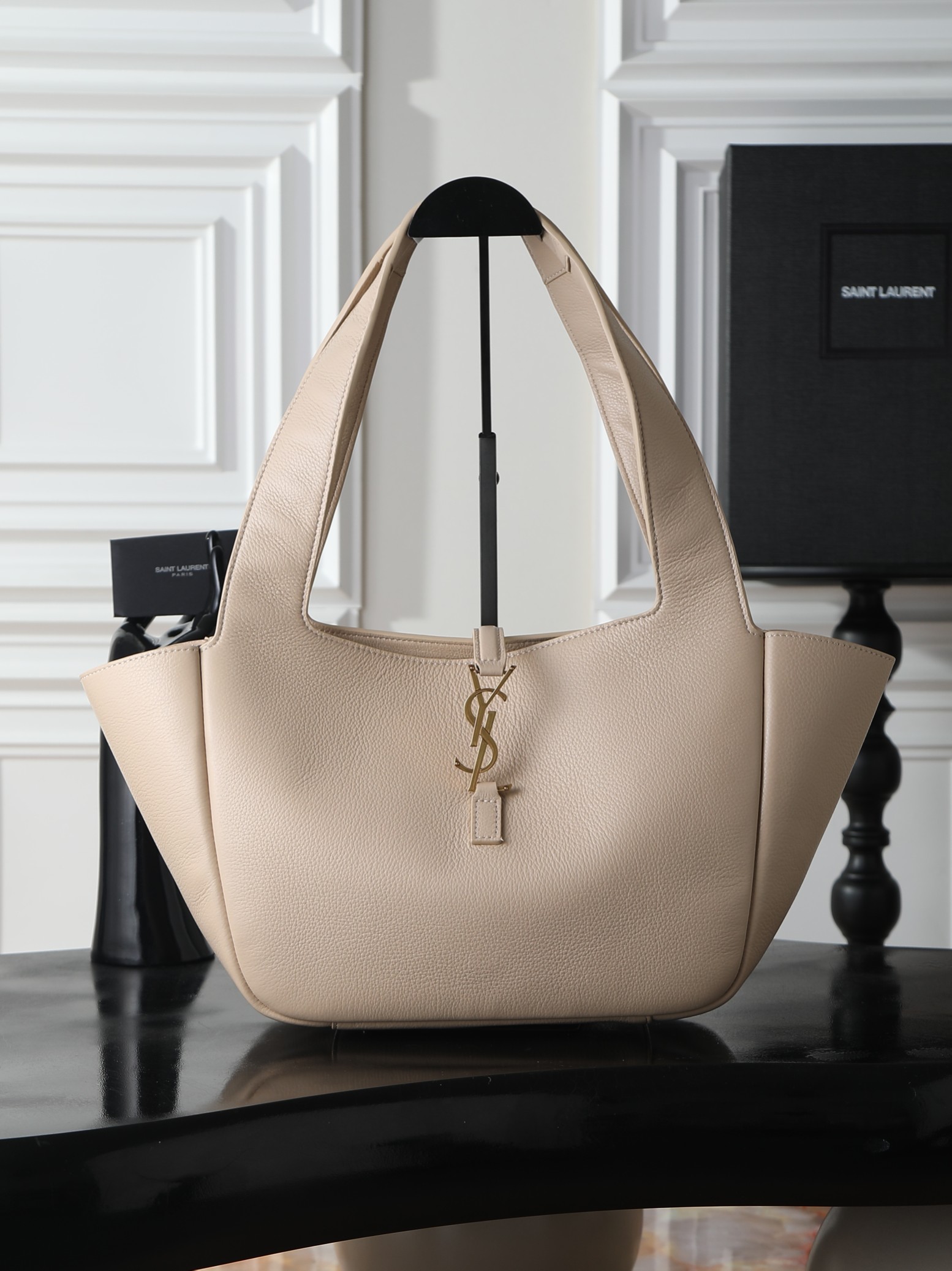 NO:773168,Medium Apricot Gold Buckle · Bea_New Shopping Bag/Hobo Bag, Batch A small version of the iconic LE 5 7 BEA in a modern and practical stuff format. It is fully lined in tonal suede and features a removable zipper pocket and leather tag decorated with CASSANDRE. The inner tie allows the sides to be folded or unfolded, creating different silhouettes for hand or shoulder carry. Suede lining Bronze hardware Cassander hook closure One removable zipper pocket  Dimensions 28-47 x 23 x 13cm/11–18.5in x 9.1in19860909中号杏色金扣· Bea_新款购物袋/hobo包,批 标志性的LE 5 7 BEA的小型版本,采用现代和实用的东西格式. 它完全采用同色绒面革衬里,具有可拆卸的拉链袋和用CASSANDRE装饰的皮革标签. 内侧领带允许两侧折叠或展开,为手或肩携带创造不同的轮廓. 绒面革衬里 青铜色硬件 卡桑德雷钩闭合 一个可拆卸的拉链袋 尺寸28-47 X 23 X 13厘米/11–18.5英寸X 9.1英寸X 5.1英寸 手柄下降26厘米/10.2英寸 鹿皮,黄铜 款式编号:779029,圣罗兰,saint laurent,ties,Bag