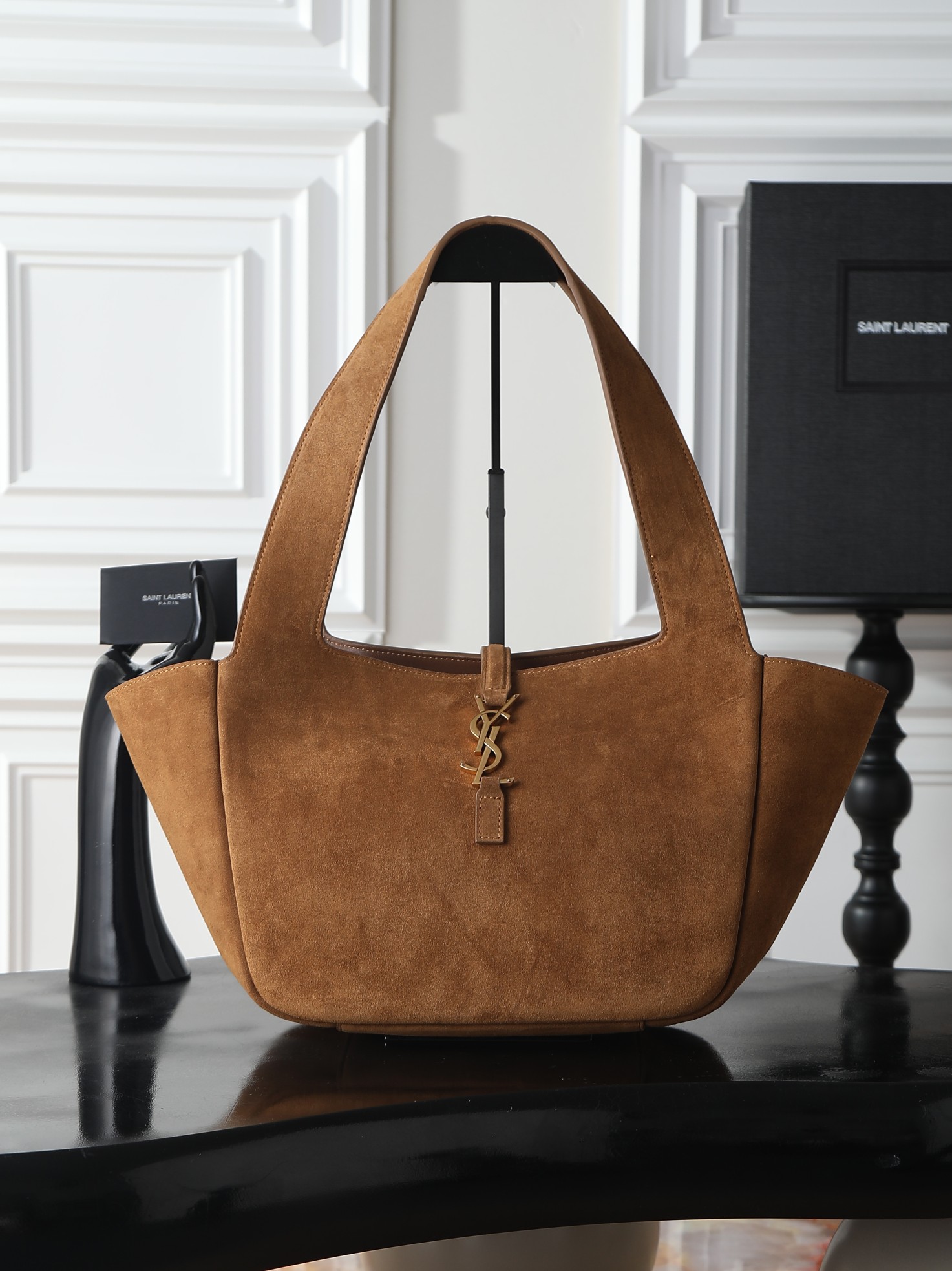 NO:773174,Medium Nubuck Suede Gold Buckle · Bea_New Shopping Bag/Hobo Bag, Lot A smaller version of the iconic LE 5 7 BEA in a modern and functional east-west format. It is fully lined in tonal suede and features a removable zipper pocket and a leather tab embellished with CASSANDRE. The inner tie allows the sides to be folded or unfolded, creating different silhouettes for hand or shoulder carry. Suede lining Bronze hardware Cassandre hook closure  One removable zipper bag Dimensions 28-47 x 23 x 13cm/11–18.5in x 9.1in19860909中号磨砂麂皮金扣· Bea_新款购物袋/hobo包,批 标志性的LE 5 7 BEA的小型版本,采用现代和实用的东西格式. 它完全采用同色绒面革衬里,具有可拆卸的拉链袋和用CASSANDRE装饰的皮革标签. 内侧领带允许两侧折叠或展开,为手或肩携带创造不同的轮廓. 绒面革衬里 青铜色硬件 卡桑德雷钩闭合 一个可拆卸的拉链袋 尺寸28-47 X 23 X 13厘米/11–18.5英寸X 9.1英寸X 5.1英寸 手柄下降26厘米/10.2英寸 鹿皮,黄铜 款式编号:779029,圣罗兰,saint laurent,chamois leather,ties,Bag