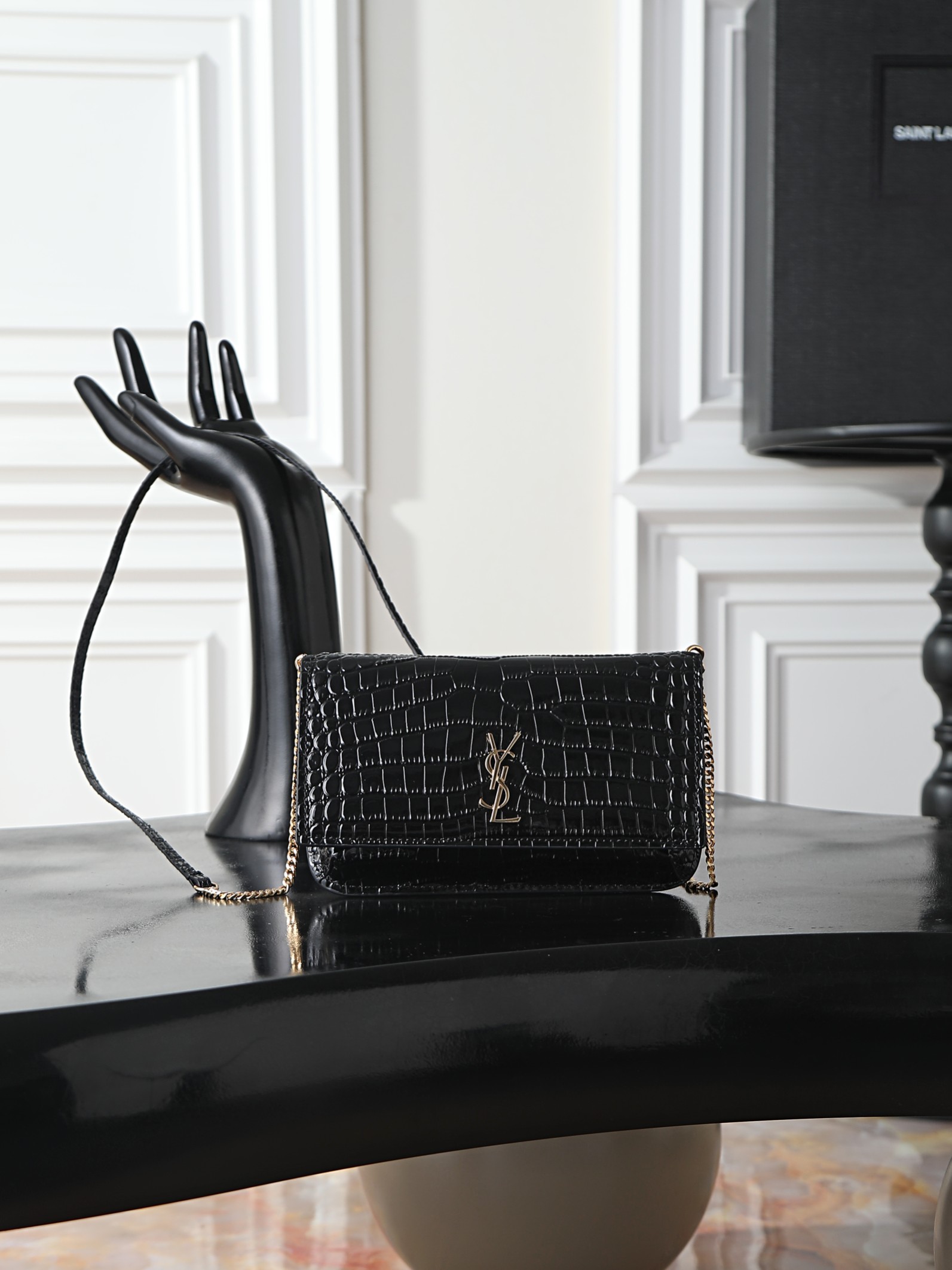 NO:773146,Black crocodile pattern · MONOGRAM Phone Holder mini bag_ For the current super popular bag trend, this one is definitely worth buying!  Both good looks and practicality coexist, and iPhone plus can be incorporated into it, so whether boys or girls go out, they only need one mobile phone to travel around the world!  Nowadays, small bags are the rule. It’s easy to get rid of the big wallet and just wear a small and exquisite chain bag~ Size 18x11x2cm Model 635095, saint laurent, saint laurent, wallets19860909黑色鳄鱼纹· MONOGRAM Phone Holder迷你款小包_ 对于现在超级流行的小包风潮,这款绝对值得你入手的！颜值与实用性并存,iPhone plus可纳入,无论男生女生出门只要一个手机便可走天下！ 如今小包当道,摆脱大钱包直接换上一个小巧精致的链条包就妥妥当当啦～ 尺寸18x11x2cm 型号635095,圣罗兰,saint laurent,wallets,Bag