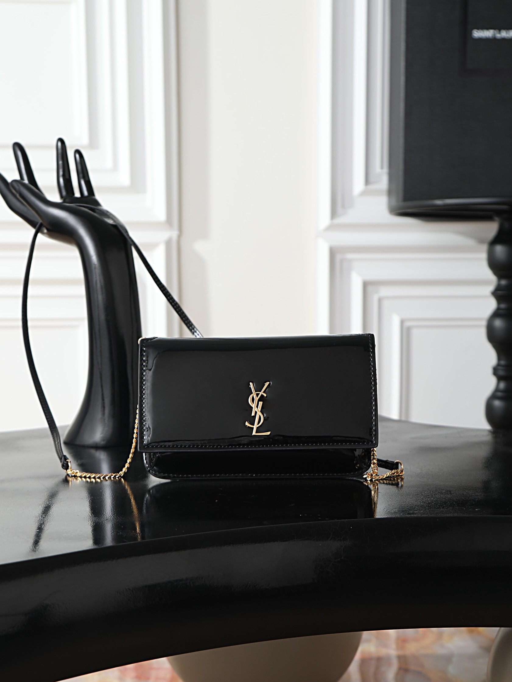 NO:773145,Black Patent Leather MONOGRAM Phone Holder Mini Small Bag_ For the current super popular small bag trend, this one is definitely worth buying!  Both good looks and practicality coexist, and iPhone plus can be incorporated into it, so whether boys or girls go out, they only need one mobile phone to travel around the world!  Nowadays, small bags are the rule. It’s easy to get rid of the big wallet and just wear a small and exquisite chain bag~ Size 18x11x2cm Model 635095, saint laurent, saint laurent, wallets19860909黑色漆皮 MONOGRAM Phone Holder迷你款小包_ 对于现在超级流行的小包风潮,这款绝对值得你入手的！颜值与实用性并存,iPhone plus可纳入,无论男生女生出门只要一个手机便可走天下！ 如今小包当道,摆脱大钱包直接换上一个小巧精致的链条包就妥妥当当啦～ 尺寸18x11x2cm 型号635095,圣罗兰,saint laurent,wallets,Bag