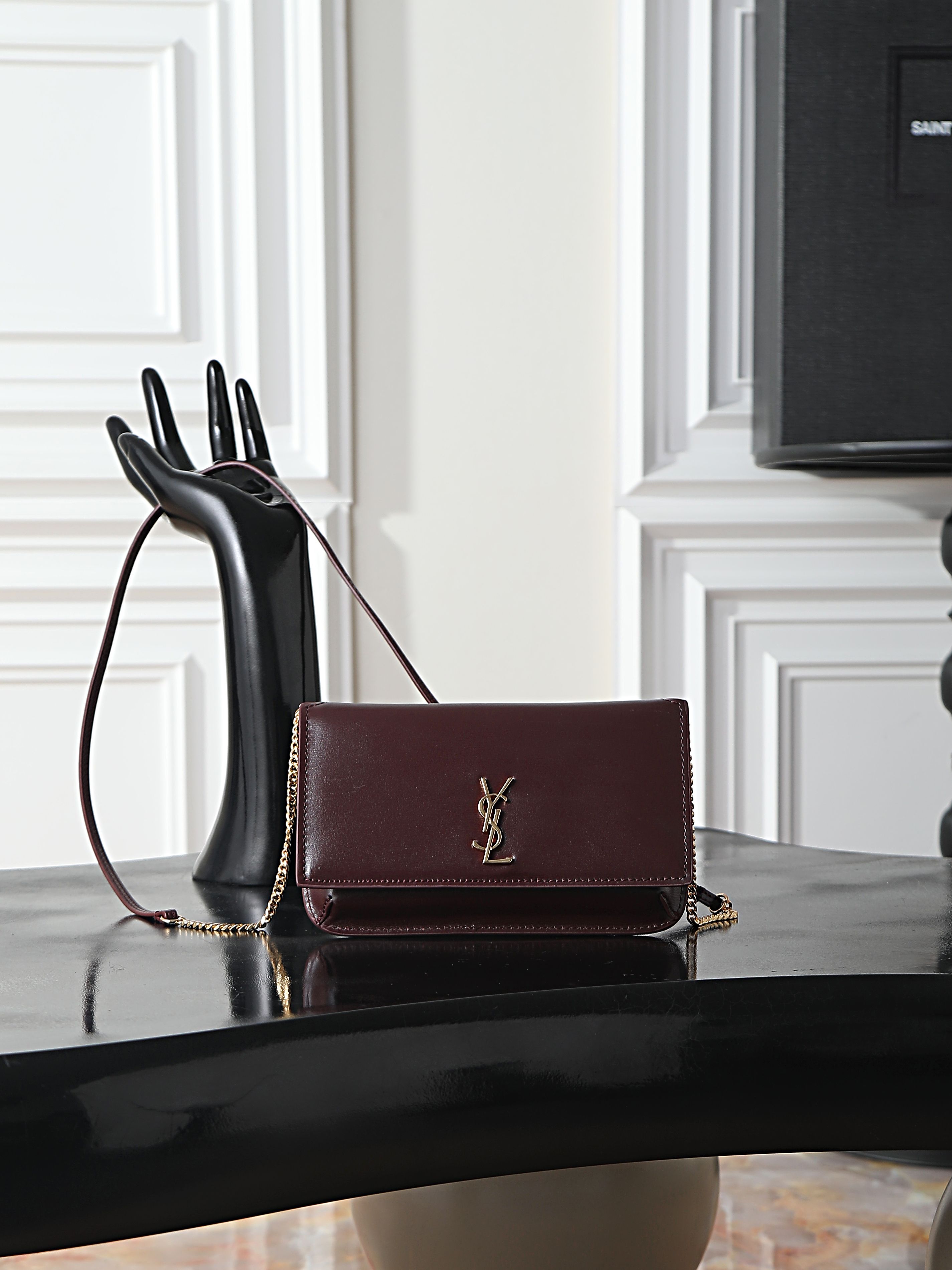 NO:773139,Maroon hand-rubbed pattern · MONOGRAM Phone Holder mini bag_ For the current super popular bag trend, this one is definitely worth buying!  Both good looks and practicality coexist, and iPhone plus can be incorporated into it, so whether boys or girls go out, they only need one mobile phone to travel around the world!  Nowadays, small bags are the rule. It’s easy to get rid of the big wallet and just wear a small and exquisite chain bag~ Size 18x11x2cm Model 635095, saint laurent, saint laurent, wallets19860909枣红色手搓纹· MONOGRAM Phone Holder迷你款小包_ 对于现在超级流行的小包风潮,这款绝对值得你入手的！颜值与实用性并存,iPhone plus可纳入,无论男生女生出门只要一个手机便可走天下！ 如今小包当道,摆脱大钱包直接换上一个小巧精致的链条包就妥妥当当啦～ 尺寸18x11x2cm 型号635095,圣罗兰,saint laurent,wallets,Bag