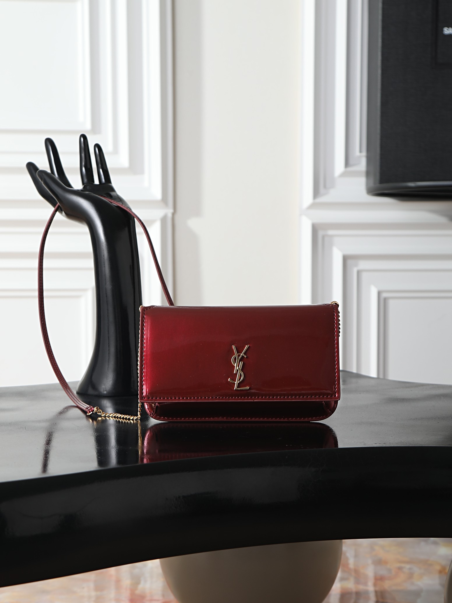 NO:773142,Maroon Patent Leather · MONOGRAM Phone Holder Mini Bag_ For the current super popular bag trend, this one is definitely worth buying!  Both good looks and practicality coexist, and iPhone plus can be incorporated into it, so whether boys or girls go out, they only need one mobile phone to travel around the world!  Nowadays, small bags are the rule. It’s easy to get rid of the big wallet and just wear a small and exquisite chain bag~ Size 18x11x2cm Model 635095, saint laurent, saint laurent, wallets19860909枣红漆皮· MONOGRAM Phone Holder迷你款小包_ 对于现在超级流行的小包风潮,这款绝对值得你入手的！颜值与实用性并存,iPhone plus可纳入,无论男生女生出门只要一个手机便可走天下！ 如今小包当道,摆脱大钱包直接换上一个小巧精致的链条包就妥妥当当啦～ 尺寸18x11x2cm 型号635095,圣罗兰,saint laurent,wallets,Bag