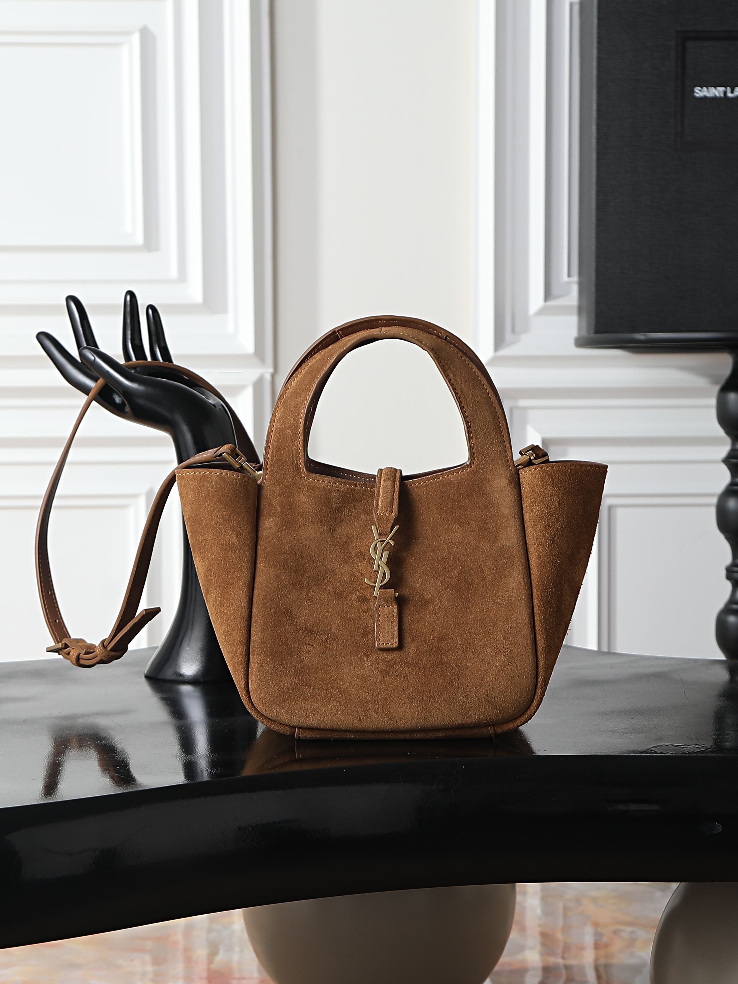 NO:773179,Small frosted suede gold buckle · Bea_new shopping bag/hobo bag, batch YSL Bea small tote bag, made of soft deerskin, delicate and wear-resistant, black gold color + metal logo is very recognizable. Simple and elegant design, can be carried on the shoulder or shoulder, suitable for commuting and leisure. Moderate capacity, easy to hold daily items, practical and fashionable!  The Bea series focuses on relaxation and can be easily controlled in the workplace and life. It is one of YSL's most popular models. Size 18x15x13cm Model 872469, Saint Laurent, saint laurent, saint laurent, totes, chamois leather19860909小号号磨砂麂皮金扣· Bea_新款购物袋/hobo包,批 YSL Bea小号托特包,选用柔软鹿皮,手感细腻耐磨,黑金配色+金属Logo超有辨识度.简约大气设计,手提肩背都OK,通勤休闲都能搭.容量适中,日常物品轻松装下,实用又时髦！Bea系列主打松弛感,职场生活都能轻松驾驭,是YSL热门款之一. 尺寸18x15x13cm 型号872469,圣罗兰,saint laurent,saint laurent,totes,chamois leather,Bag