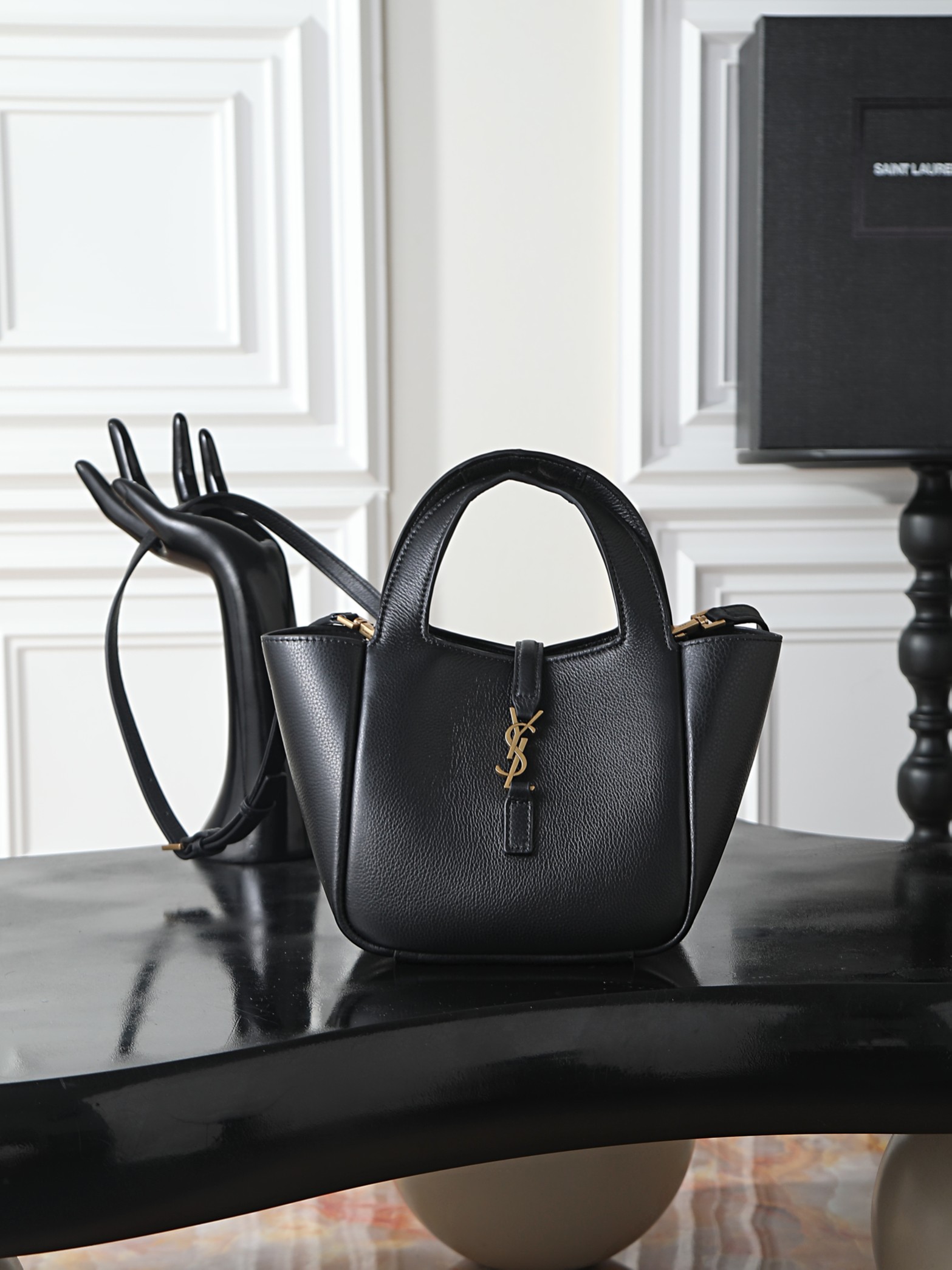 NO:773153,Small black gold buckle · Bea_new shopping bag/hobo bag, batch YSL Bea small tote bag, made of soft deerskin, delicate and wear-resistant, black gold color + metal logo is very recognizable. Simple and elegant design, can be carried on the shoulder or shoulder, suitable for commuting and leisure. Moderate capacity, easy to hold daily items, practical and fashionable!  The Bea series focuses on relaxation and can be easily controlled in the workplace and life. It is one of YSL's most popular models. Size 18x15x13cm Model 872469, Saint Laurent, saint laurent, saint laurent, totes19860909小号黑色金扣· Bea_新款购物袋/hobo包,批 YSL Bea小号托特包,选用柔软鹿皮,手感细腻耐磨,黑金配色+金属Logo超有辨识度.简约大气设计,手提肩背都OK,通勤休闲都能搭.容量适中,日常物品轻松装下,实用又时髦！Bea系列主打松弛感,职场生活都能轻松驾驭,是YSL热门款之一. 尺寸18x15x13cm 型号872469,圣罗兰,saint laurent,saint laurent,totes,Bag