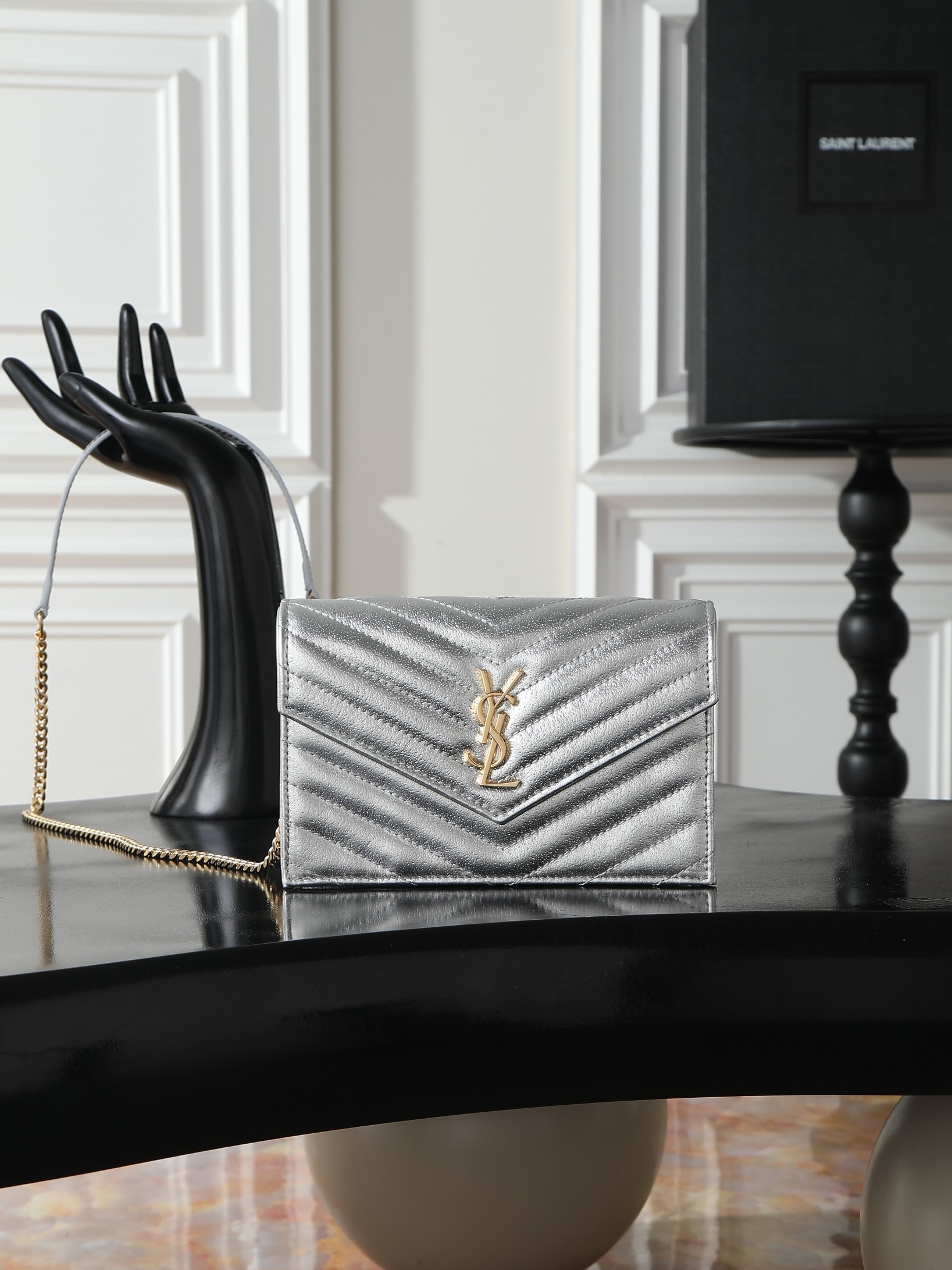 NO:773154,Silver gold buckle with diamond pattern_ WOC small envelope bag is coming. Speaking of envelope bags, this one from Y family must have a name!  The entire bag is made of Italian cowhide, with a three-dimensional shape and a comfortable feel!  The detachable shoulder strap design enriches the bag's versatility. The shoulder strap can be removed and used directly as a handbag & evening bag. It has multiple built-in card slots, which is extremely practical. You can bring your mobile phone and cards with you when you go out, and a small bag can easily take you around the world!  Model 393953 size 19x11.5x4cm, saint laurent, saint laurent, cowhide19860909银色金扣钻石纹_ woc小号信封包来袭,说到信封包,Y家的这一只一定必须要拥有名字！整包采用意大利牛皮制作,版型立体,手感舒适！可拆卸的肩带设计丰富了包包的多用性,肩带拆掉可直接当手包&晚宴包使用,内置多个卡位,实用到爆炸,平时出门带上手机和卡片,一个小包就可以带你轻松走遍天下！ 型号393953 尺寸19x11.5x4cm,圣罗兰,saint laurent,cowhide,Bag