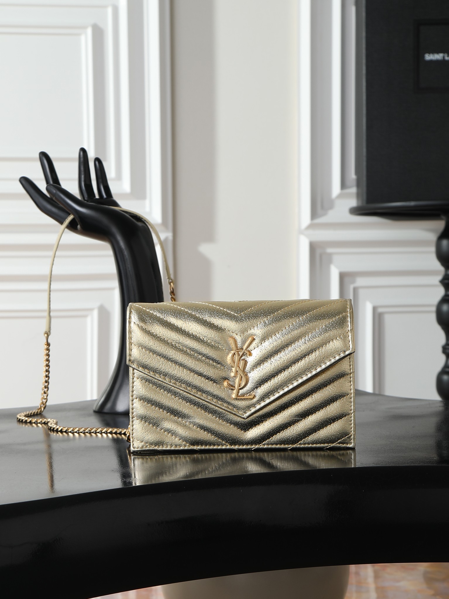 NO:773159,Gold gold buckle diamond pattern_woc small envelope bag is coming. Speaking of envelope bags, this one from Y family must have a name!  The entire bag is made of Italian cowhide, with a three-dimensional shape and a comfortable feel!  The detachable shoulder strap design enriches the bag's versatility. The shoulder strap can be removed and used directly as a handbag & evening bag. It has multiple built-in card slots, which is extremely practical. You can bring your mobile phone and cards with you when you go out, and a small bag can easily take you around the world!  Model 393953 size 19x11.5x4cm, saint laurent, saint laurent, cowhide19860909金色金扣钻石纹_ woc小号信封包来袭,说到信封包,Y家的这一只一定必须要拥有名字！整包采用意大利牛皮制作,版型立体,手感舒适！可拆卸的肩带设计丰富了包包的多用性,肩带拆掉可直接当手包&晚宴包使用,内置多个卡位,实用到爆炸,平时出门带上手机和卡片,一个小包就可以带你轻松走遍天下！ 型号393953 尺寸19x11.5x4cm,圣罗兰,saint laurent,cowhide,Bag