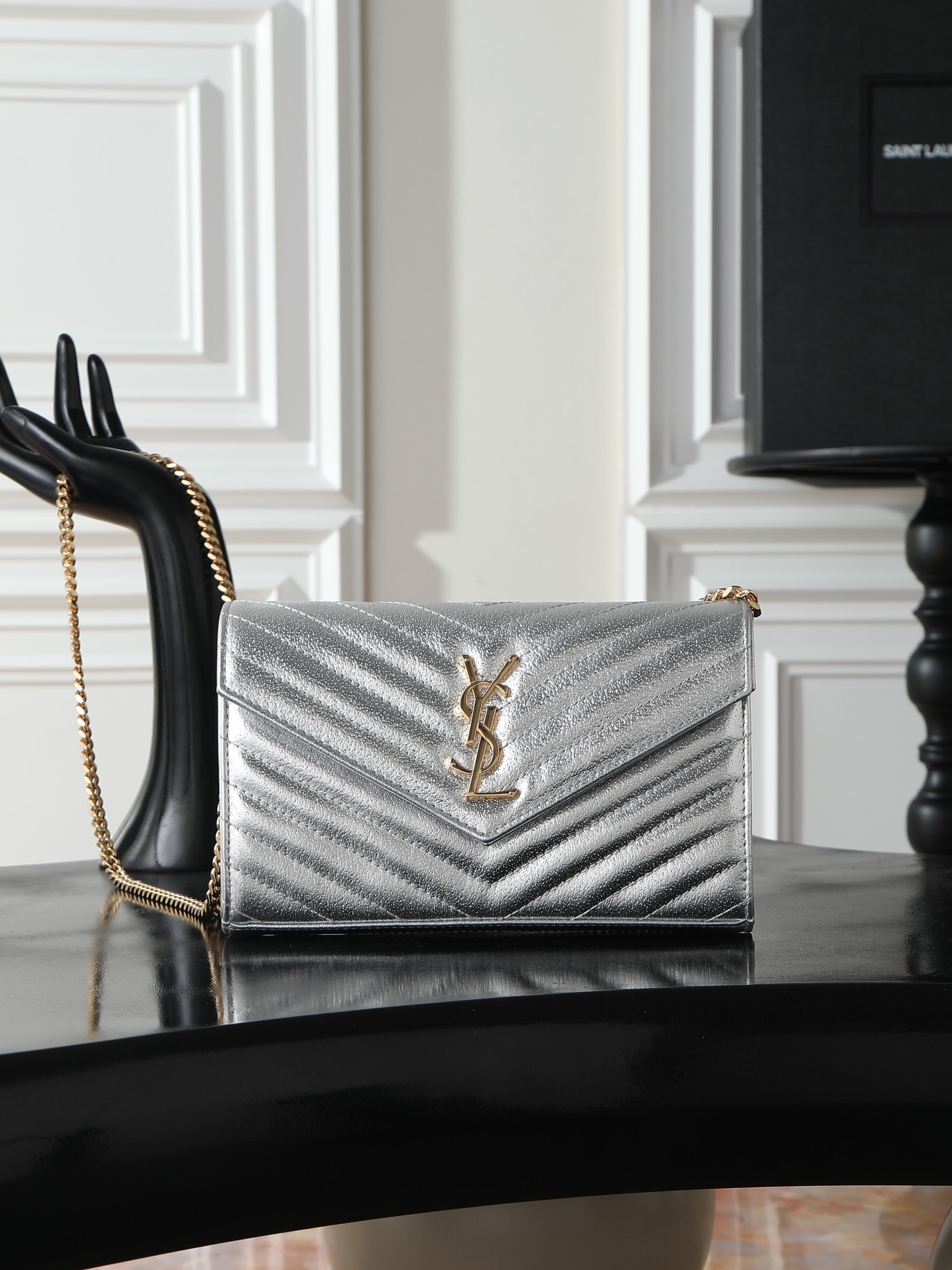NO:773181,Silver gold buckle diamond pattern · MONOGRAM_envelope bag. A super practical small bag, the most classic style, the most upgraded version, Italian cowhide and fine handcrafting; customized metal Y family logo shows personality; flip-top design ensures safety of use; small bag has large capacity, two banknote compartments, two central compartments, one zipper inner pocket and multiple card slots, it can hold everything!  Model 377828 size 22.5x14x4cm, saint laurent, saint laurent, cowhide19860909银色金扣钻石纹· MONOGRAM_信封包.超级实用的一款小包,最经典的款式,升级最高级的版本,意大利牛皮配上精细手工制作；定制金属Y家logo彰显个性；翻盖设计确保使用的安全性；小包包大容量,两个纸币隔层,两个中央隔层,一个拉链内袋和多个卡槽,装尽所有！ 型号377828 尺寸22.5x14x4cm,圣罗兰,saint laurent,cowhide,Bag