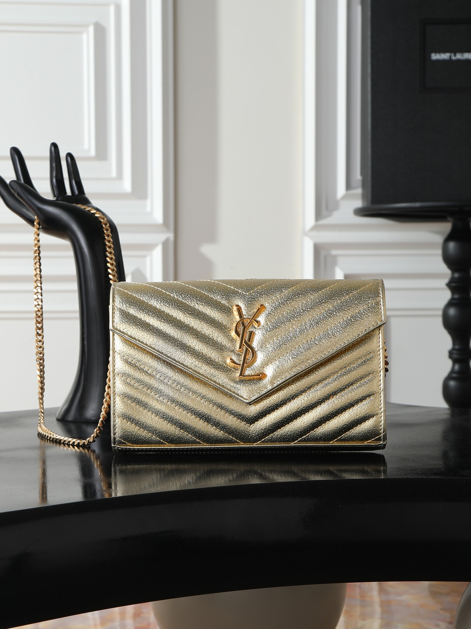NO:773184,Gold gold buckle diamond pattern · MONOGRAM_envelope bag. A super practical small bag, the most classic style, the most upgraded version, Italian cowhide with fine handcrafting; customized metal Y family logo shows personality; flip-top design ensures safety of use; small bag with large capacity, two banknote compartments, two central compartments, one zipper inner pocket and multiple card slots, it can hold everything!  Model 377828 size 22.5x14x4cm, saint laurent, saint laurent, cowhide19860909金色金扣钻石纹· MONOGRAM_信封包.超级实用的一款小包,最经典的款式,升级最高级的版本,意大利牛皮配上精细手工制作；定制金属Y家logo彰显个性；翻盖设计确保使用的安全性；小包包大容量,两个纸币隔层,两个中央隔层,一个拉链内袋和多个卡槽,装尽所有！ 型号377828 尺寸22.5x14x4cm,圣罗兰,saint laurent,cowhide,Bag