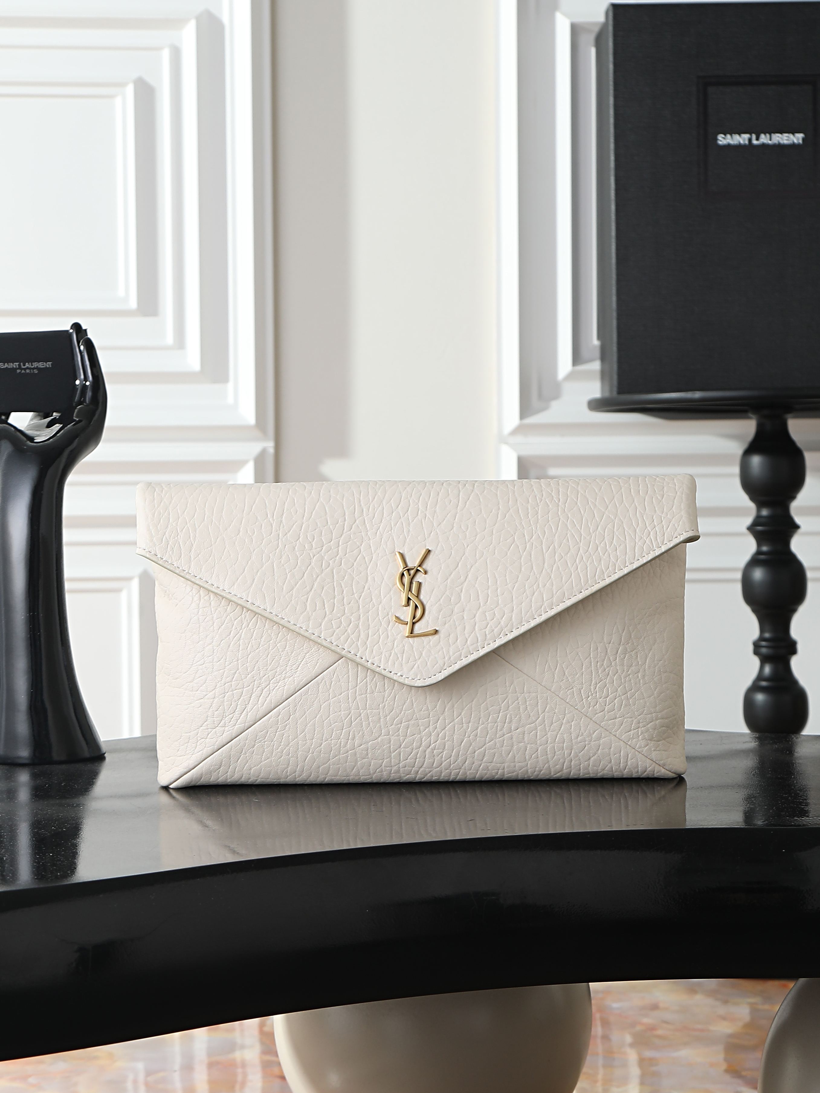 NO:773230,[White] LE envelope-style clutch bag_ New clutch bag with a capable personality, exquisite and cool hand effect, ultra-light weight, nice capacity!  The sheepskin material is soft, delicate, high-end, super durable, and goes well with autumn and winter. It can be worn with various styles of coats, sweaters, and suits!  It’s full of minimalist style, and the upper body is high-end and cool!  Style No. 769307 Size 29.5×18×4.5cm, saint laurent, saint laurent, handbag, sweaters, business suit, sheepskin19860909【白色】 LE 信封式手拿包_ 新款手拿包 个性干练,手拿效果精致酷飒,超轻自重,容量 nice！羊皮材质柔软细腻又高级,超耐用,与秋冬超搭,穿大衣/毛衣/西装各种风格都可搭配！又是极简风拉满,上身高级又酷飒！ 款号769307 尺寸29.5×18×4.5cm,圣罗兰,saint laurent,handbag,sweaters,business suit,sheepskin,Bag