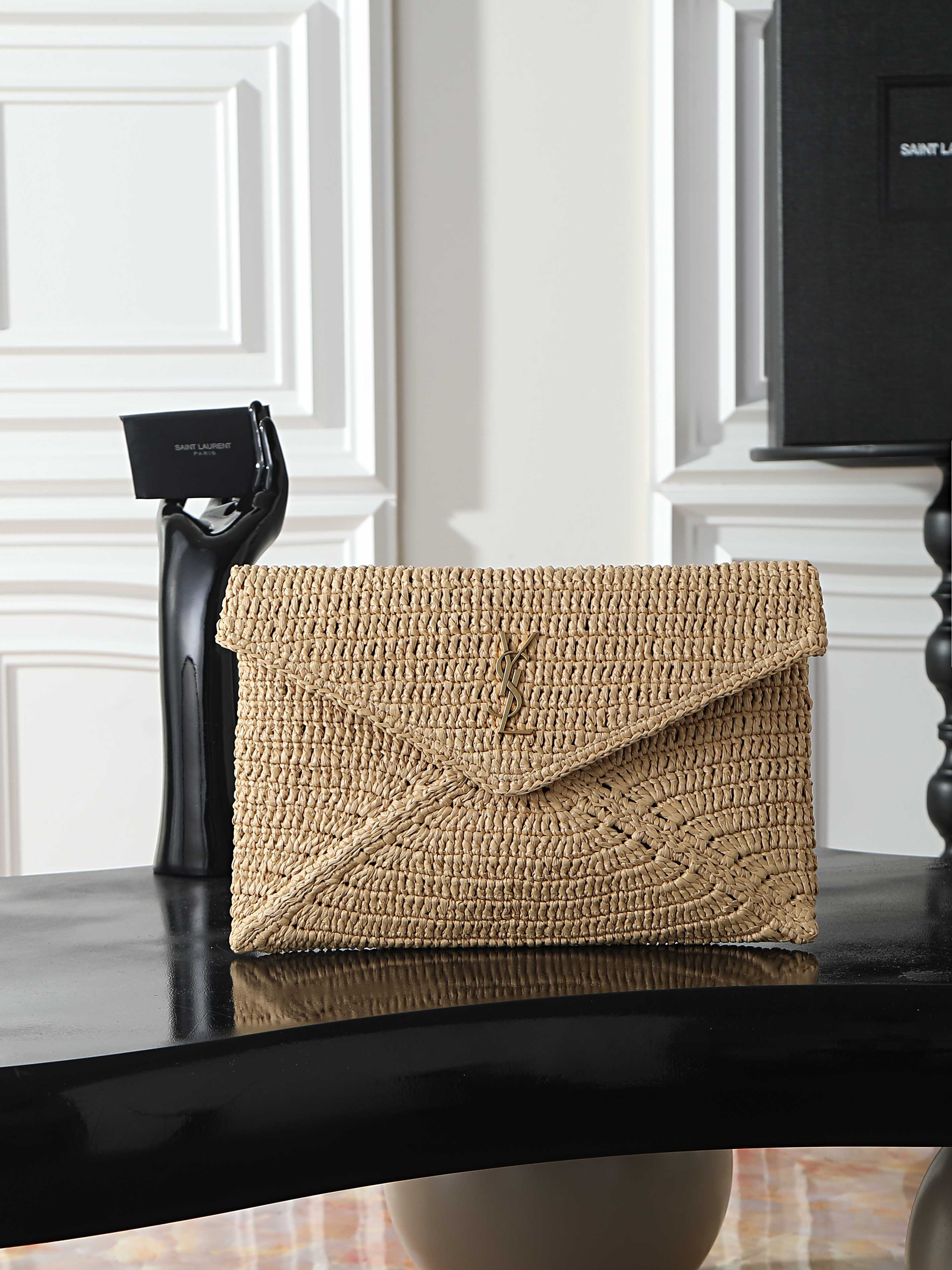 NO:773235,[Woven] LE envelope-style clutch bag_ New clutch bag with a capable personality, exquisite and cool hand-holding effect, ultra-light weight, nice capacity!  The woven material is soft, delicate and high-end, super durable, perfect for autumn and winter, and can be worn with coats/sweaters/suits in various styles!  It’s full of minimalist style, and the upper body is high-end and cool!  Style No. 769307 Size 29.5×18×4.5cm, saint laurent, saint laurent, handbag, sweaters, business suit19860909【编织】 LE 信封式手拿包_ 新款手拿包 个性干练,手拿效果精致酷飒,超轻自重,容量 nice！编织材质柔软细腻又高级,超耐用,与秋冬超搭,穿大衣/毛衣/西装各种风格都可搭配！又是极简风拉满,上身高级又酷飒！ 款号769307 尺寸29.5×18×4.5cm,圣罗兰,saint laurent,handbag,sweaters,business suit,Bag