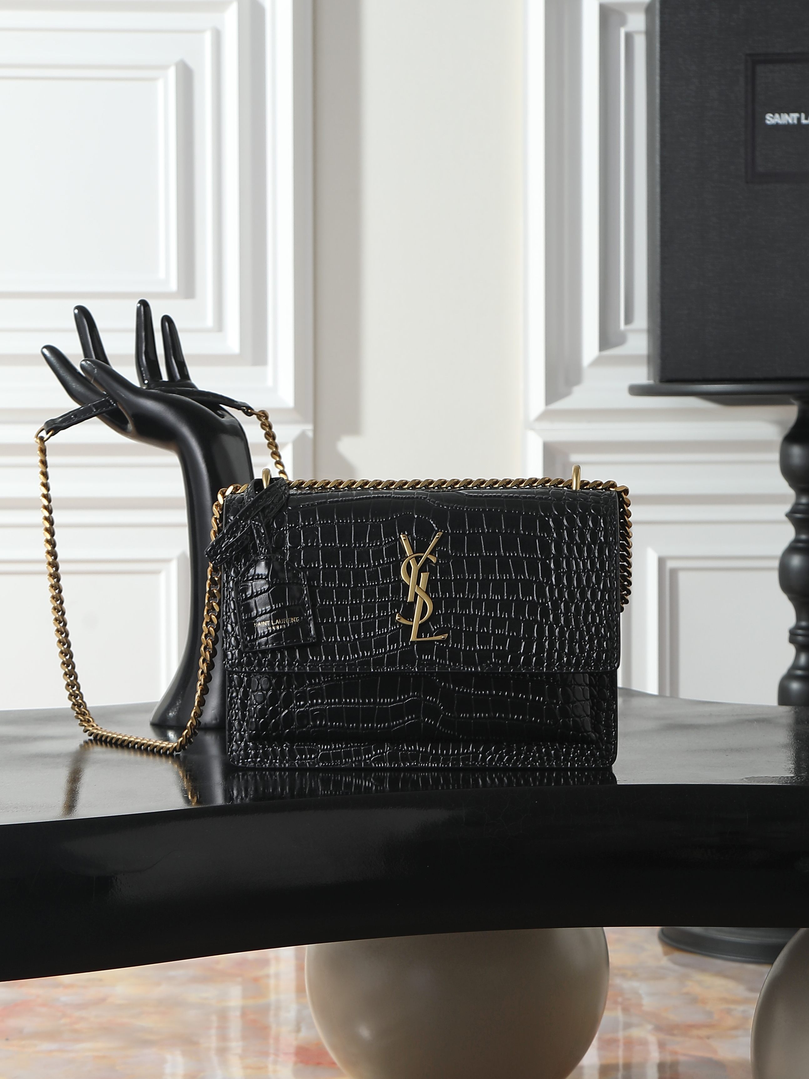 NO:773269,Black crocodile pattern with gold buckle · sunset 22cm_ Invincible classic sunset bag!  The popularity has not diminished even after such a long time, which shows that it is very popular among people!  High-quality cowhide imported from Italy, ZP molding hardware, pursuing every detail, striving to be infinitely close to genuine products, high quality but not high price, it is better to act now if you are interested!  Size 22x8x16 Model 442906, saint laurent, saint laurent, cowhide19860909黑色鳄鱼纹配金扣· sunset 22cm_ 无敌经典款sunset日落包！出了这么长时间热度依然不减,可见它受人喜欢的程度非同一般！高品质意大利进口牛皮,zp开模五金,追求每一个每一个细节,力求无穷大的接近正品,高品质却不高价,心动不如马上行动！ 尺寸22x8x16 型号442906,圣罗兰,saint laurent,cowhide,Bag