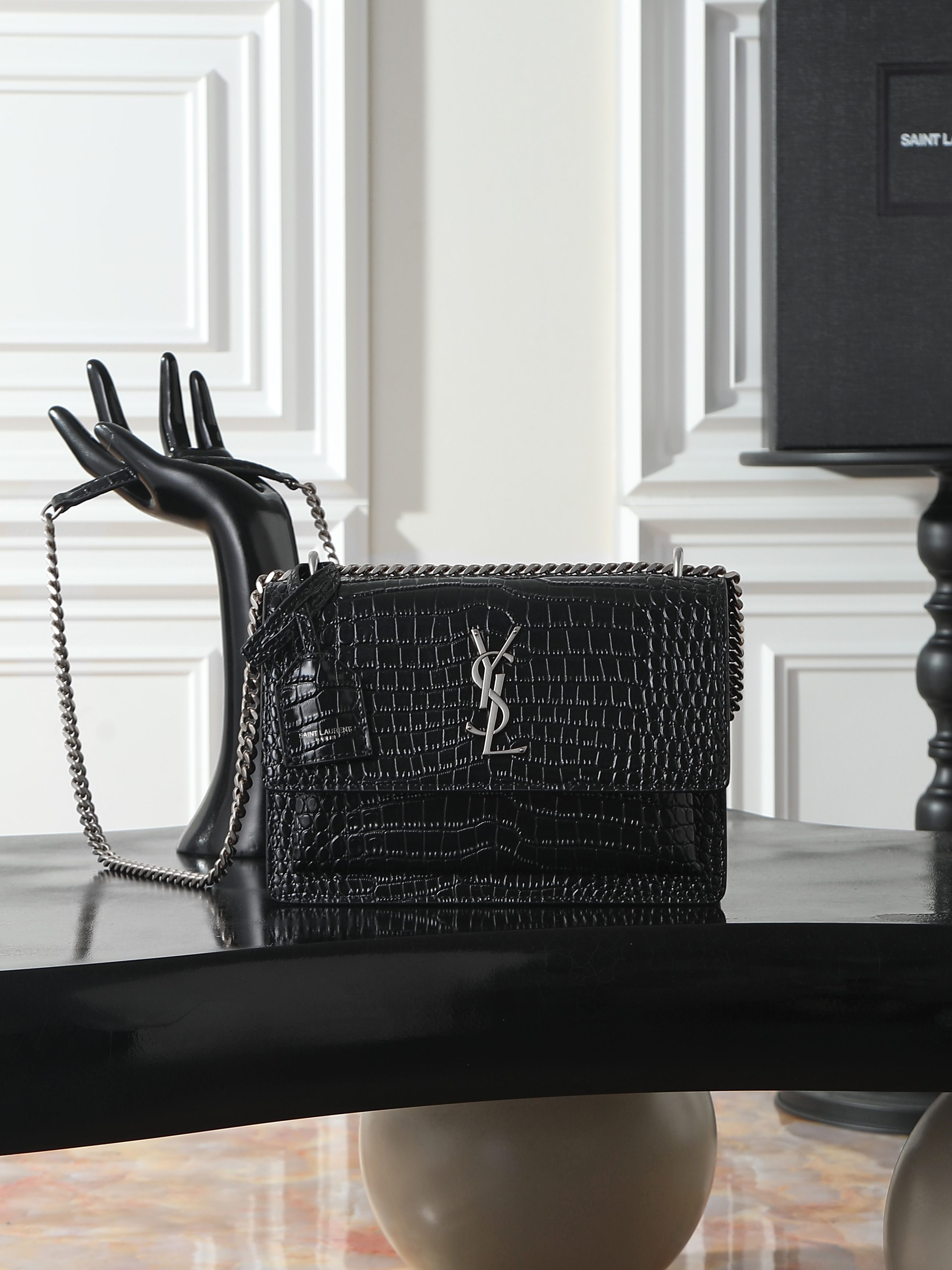 NO:773274,Black crocodile pattern with silver buckle · sunset 22cm_ Invincible classic sunset bag!  The popularity has not diminished even after such a long time, which shows that it is very popular among people!  High-quality cowhide imported from Italy, ZP molding hardware, pursuing every detail, striving to be infinitely close to genuine products, high quality but not high price, it is better to act now if you are interested!  Size 22x8x16 Model 442906, saint laurent, saint laurent, cowhide19860909黑色鳄鱼纹配银扣· sunset 22cm_ 无敌经典款sunset日落包！出了这么长时间热度依然不减,可见它受人喜欢的程度非同一般！高品质意大利进口牛皮,zp开模五金,追求每一个每一个细节,力求无穷大的接近正品,高品质却不高价,心动不如马上行动！ 尺寸22x8x16 型号442906,圣罗兰,saint laurent,cowhide,Bag
