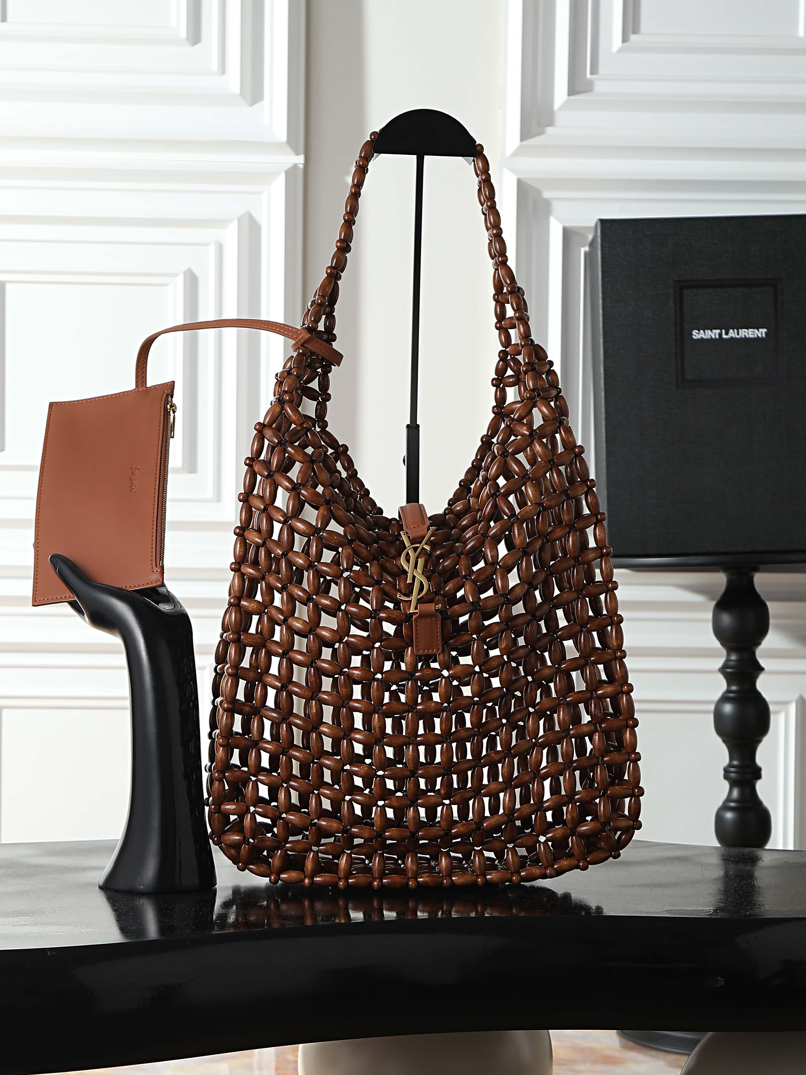 NO:773192,LE 5A7 handmade woven bag This wooden woven bag is simply a summer treasure!  The design is simple and elegant, the handle has exquisite weaving technology and is very textured. The iconic metal logo hook buckle is embellished on it, which coexists a sense of luxury and fashion!  Paired with a long skirt/white T/shorts, you can easily create a lazy and fashionable summer style~Batch Model 753837 Size 30×35×10cm, saint laurent, saint laurent, skirts, shorts19860909LE 5A7手工编织袋 这款木质编织包简直就是夏日宝藏！设计简约大方,手柄的编织工艺精致,很有质感.标志性的金属logo钩扣点缀其中,奢华感与时尚感并存！ 搭配长裙/白T/短裤,都能轻松营造出慵懒又时髦的夏日风情～批 型号753837 尺寸30×35×10cm,圣罗兰,saint laurent,skirts,shorts,Bag