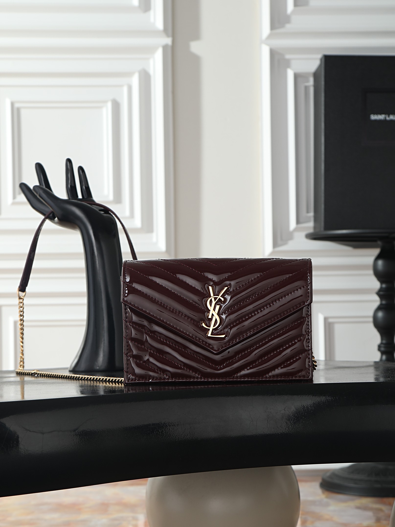 NO:773207,Maroon patent leather_ WOC small envelope bag is coming. Speaking of envelope bags, this one from Y family must have a name!  The entire bag is made of Italian cowhide, with a three-dimensional shape and a comfortable feel!  The detachable shoulder strap design enriches the bag's versatility. The shoulder strap can be removed and used directly as a handbag & evening bag. It has multiple built-in card slots, which is extremely practical. You can bring your mobile phone and cards with you when you go out, and a small bag can easily take you around the world!  Model 393953 size 19x11.5x4cm, saint laurent, saint laurent, cowhide19860909枣红漆皮_ woc小号信封包来袭,说到信封包,Y家的这一只一定必须要拥有名字！整包采用意大利牛皮制作,版型立体,手感舒适！可拆卸的肩带设计丰富了包包的多用性,肩带拆掉可直接当手包&晚宴包使用,内置多个卡位,实用到爆炸,平时出门带上手机和卡片,一个小包就可以带你轻松走遍天下！ 型号393953 尺寸19x11.5x4cm,圣罗兰,saint laurent,cowhide,Bag