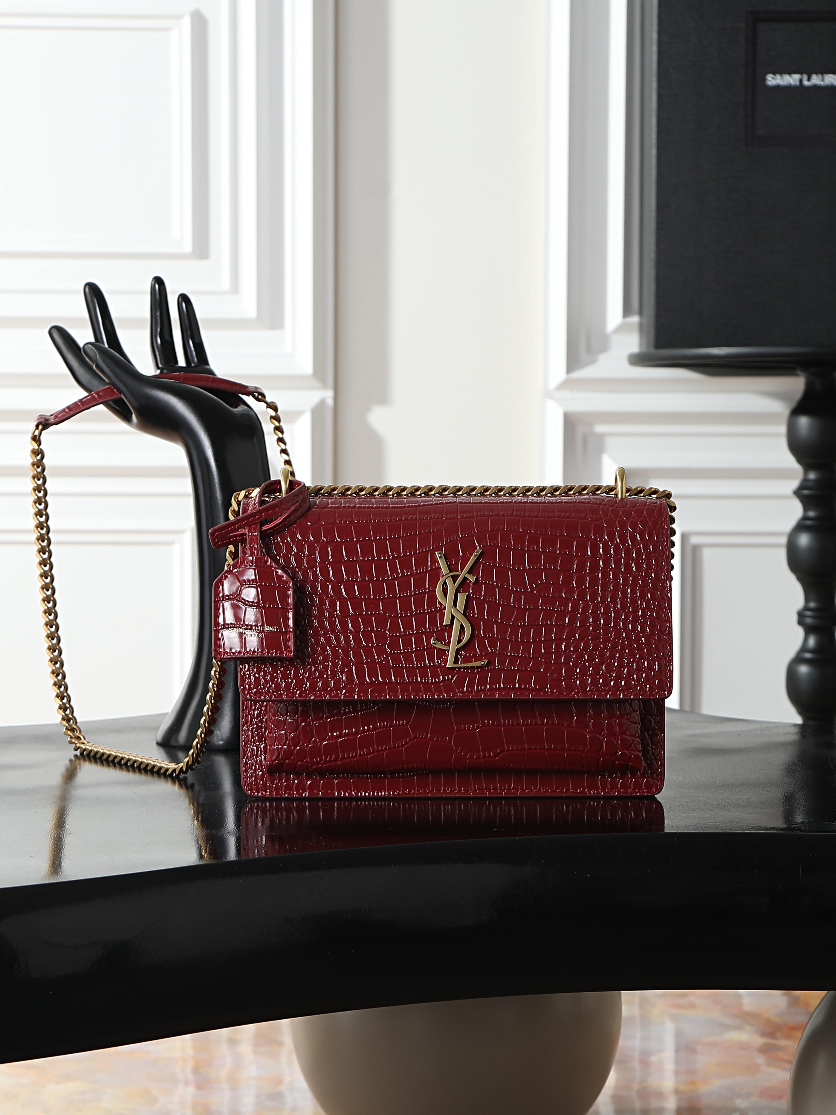 NO:773239,Maroon crocodile pattern with gold buckle · sunset 22cm_ Invincible classic sunset bag!  The popularity has not diminished even after such a long time, which shows that it is very popular among people!  High-quality cowhide imported from Italy, ZP molding hardware, pursuing every detail, striving to be infinitely close to genuine products, high quality but not high price, it is better to act now if you are interested!  Size 22x8x16 Model 442906, saint laurent, saint laurent, cowhide19860909枣红色鳄鱼纹配金扣· sunset 22cm_ 无敌经典款sunset日落包！出了这么长时间热度依然不减,可见它受人喜欢的程度非同一般！高品质意大利进口牛皮,zp开模五金,追求每一个每一个细节,力求无穷大的接近正品,高品质却不高价,心动不如马上行动！ 尺寸22x8x16 型号442906,圣罗兰,saint laurent,cowhide,Bag